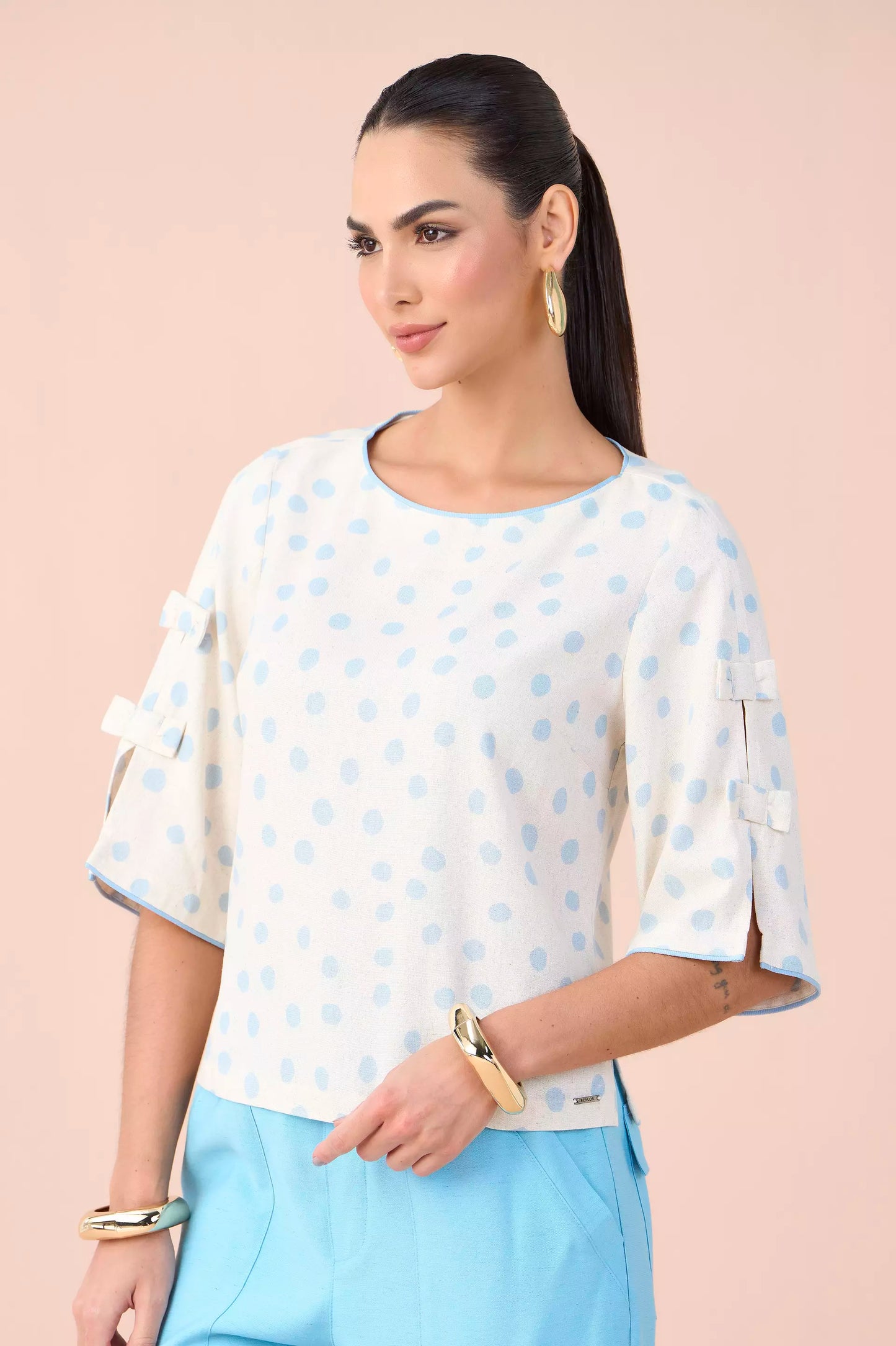 blusa viscose manga 3/4 com laços estampa poá