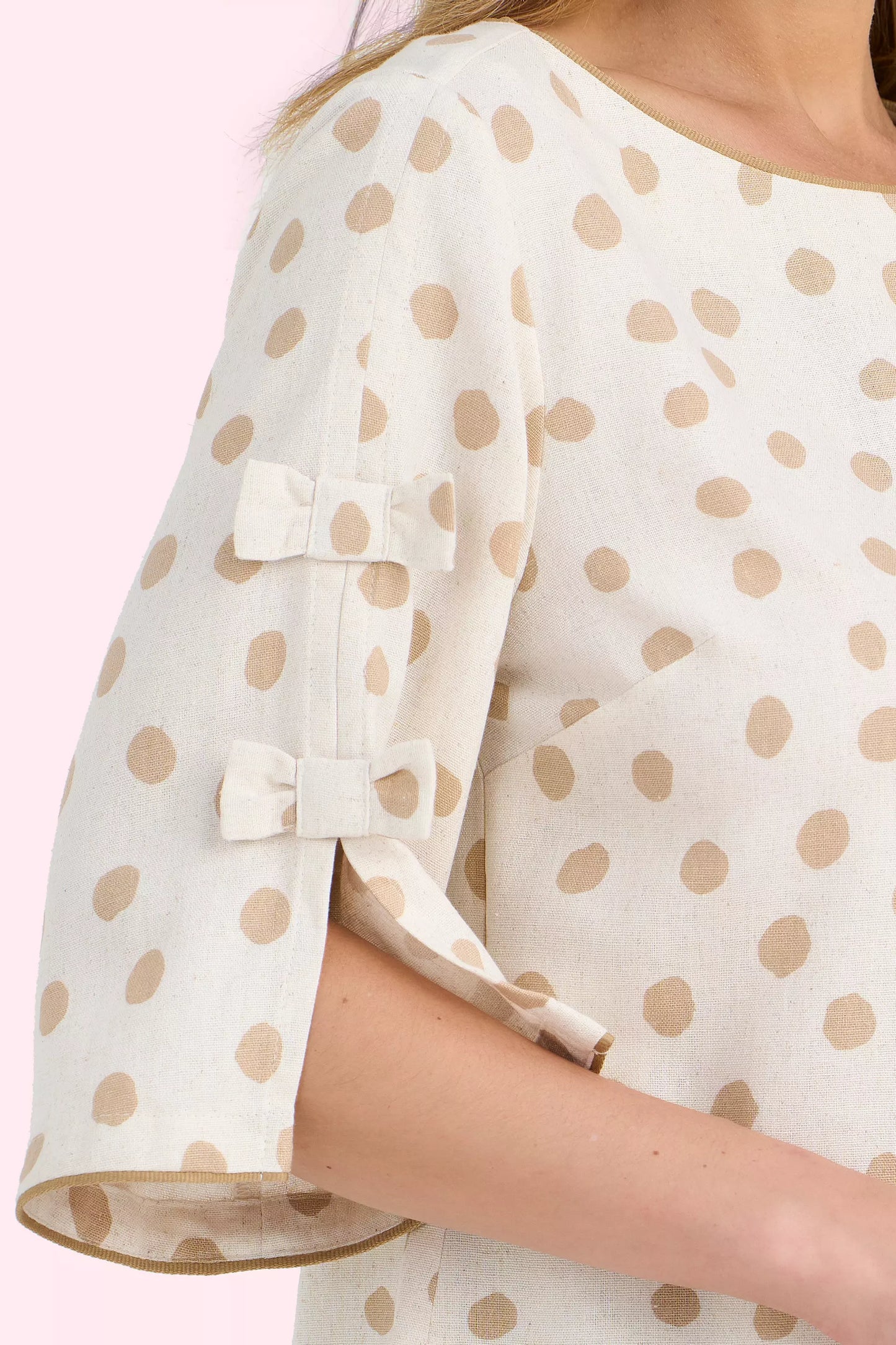 blusa viscose manga 3/4 com laços estampa poá