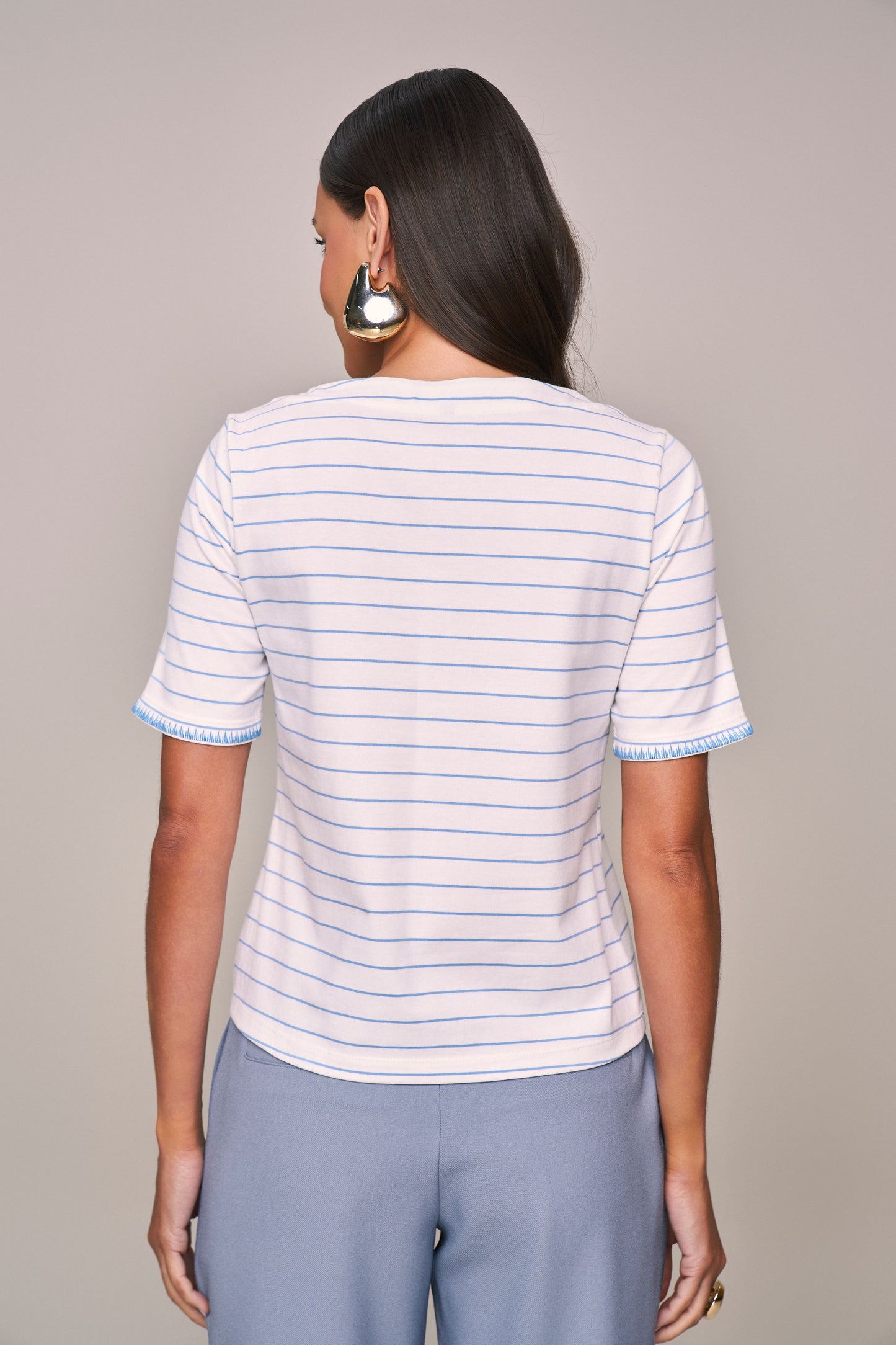 t-shirt malha manga curta listrada com bordados