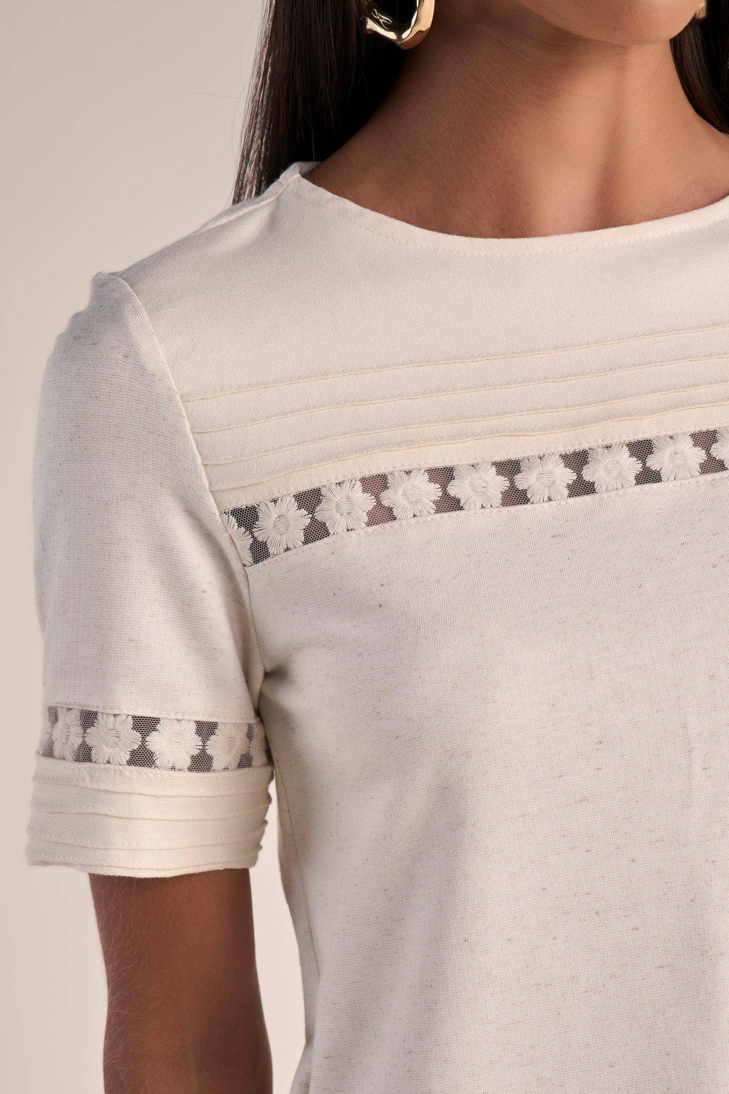 Blusa Malha Manga Curta com Entremeio e Mix de Tecidos