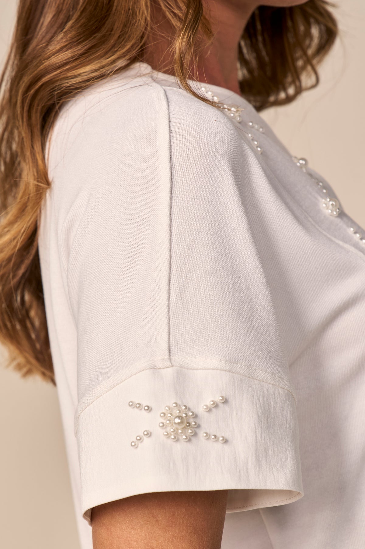 blusa malha manga curta com mix de tecidos e bordado