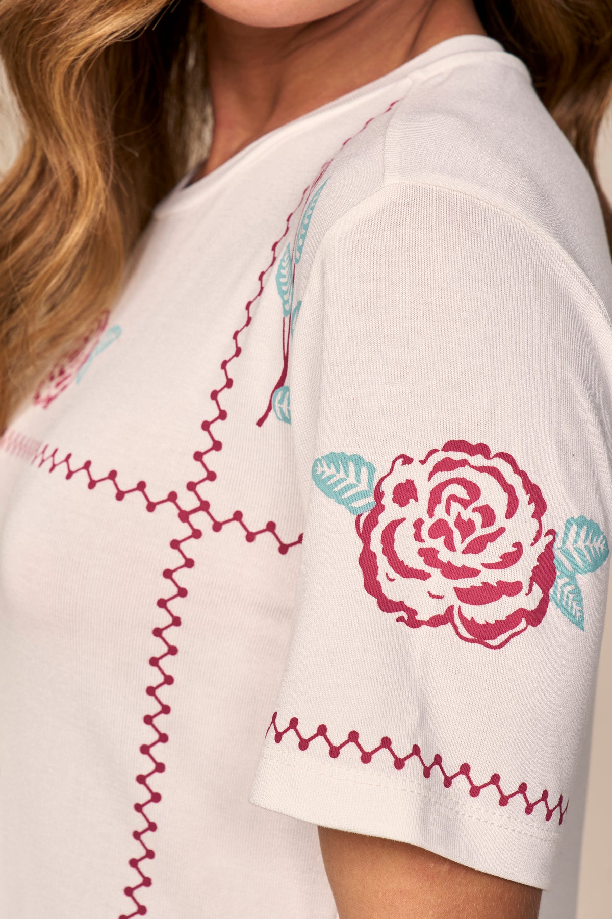t-shirt malha manga curta com estampa rosas