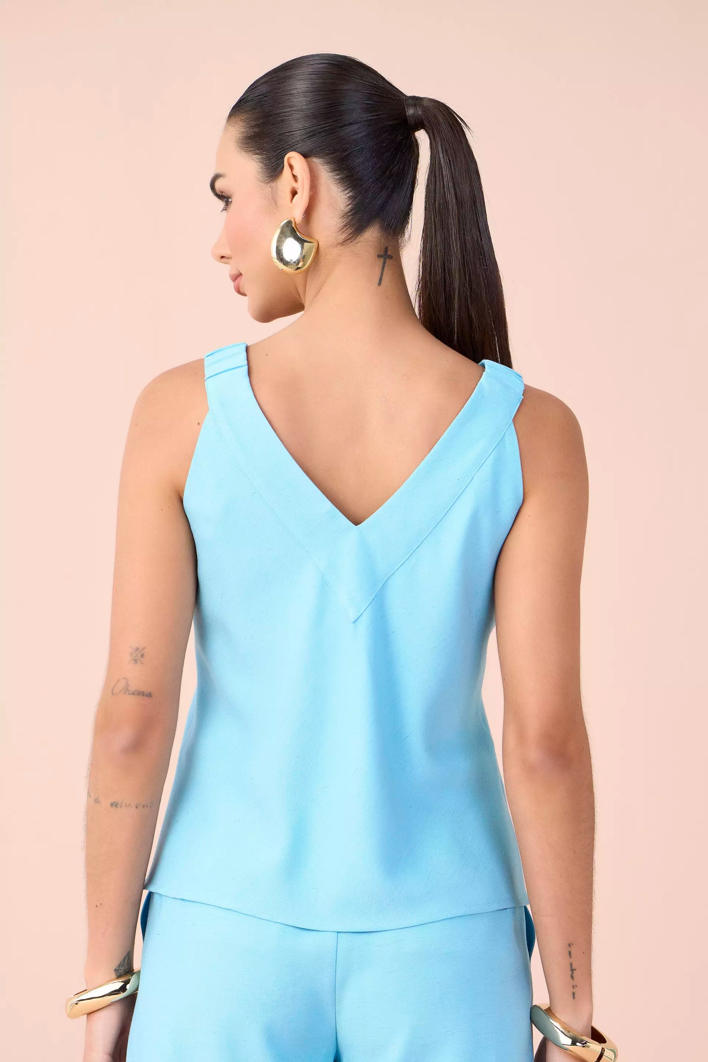 regata viscose com decote v e alça de elástico