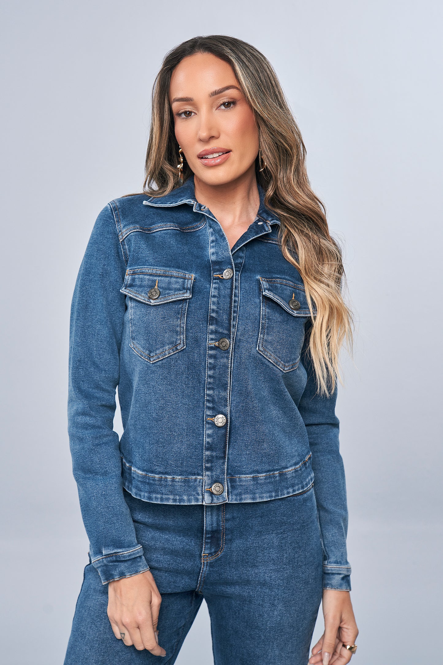 jaqueta jeans manga longa com bolsos sobrepostos