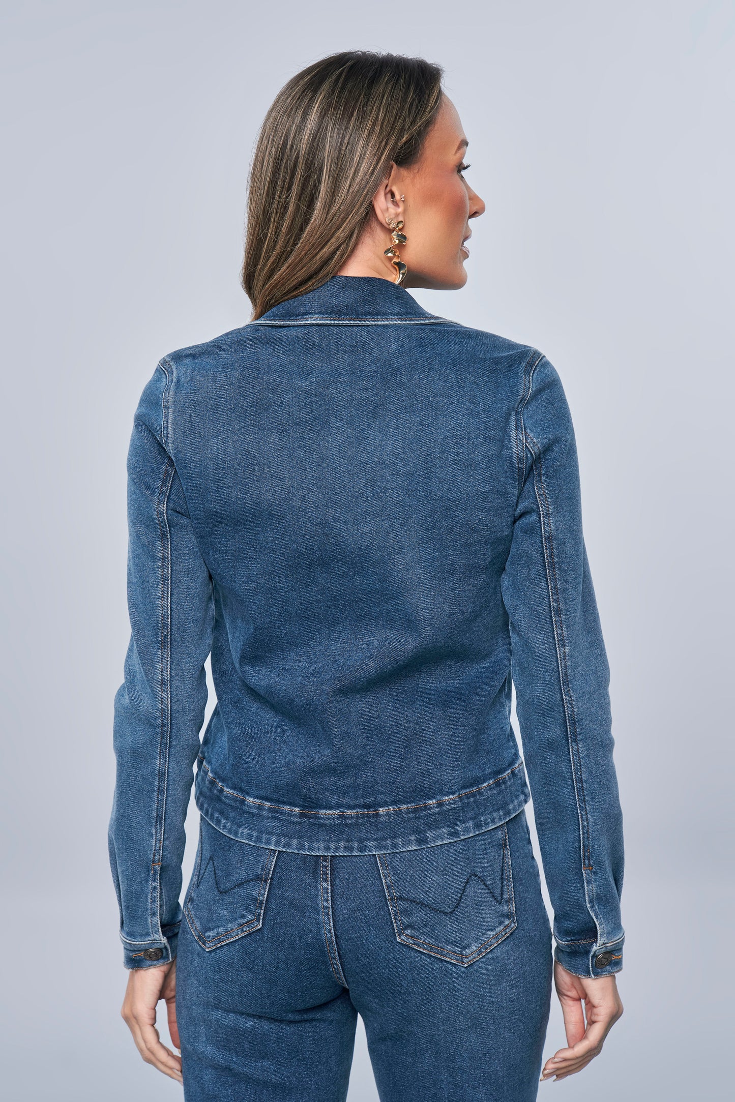 jaqueta jeans manga longa com bolsos sobrepostos