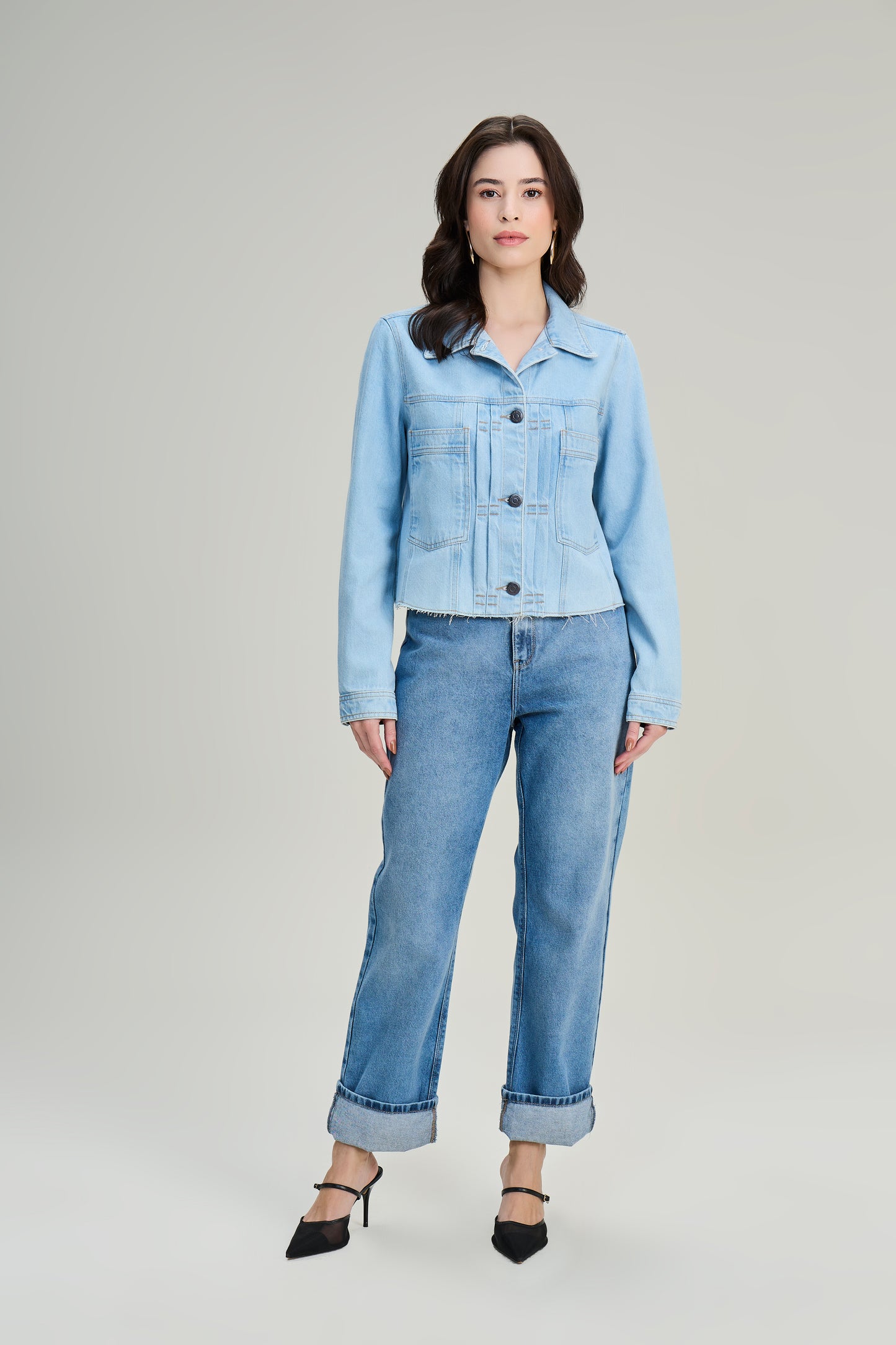 jaqueta jeans manga longa com pregas e bolsos sobrepostos