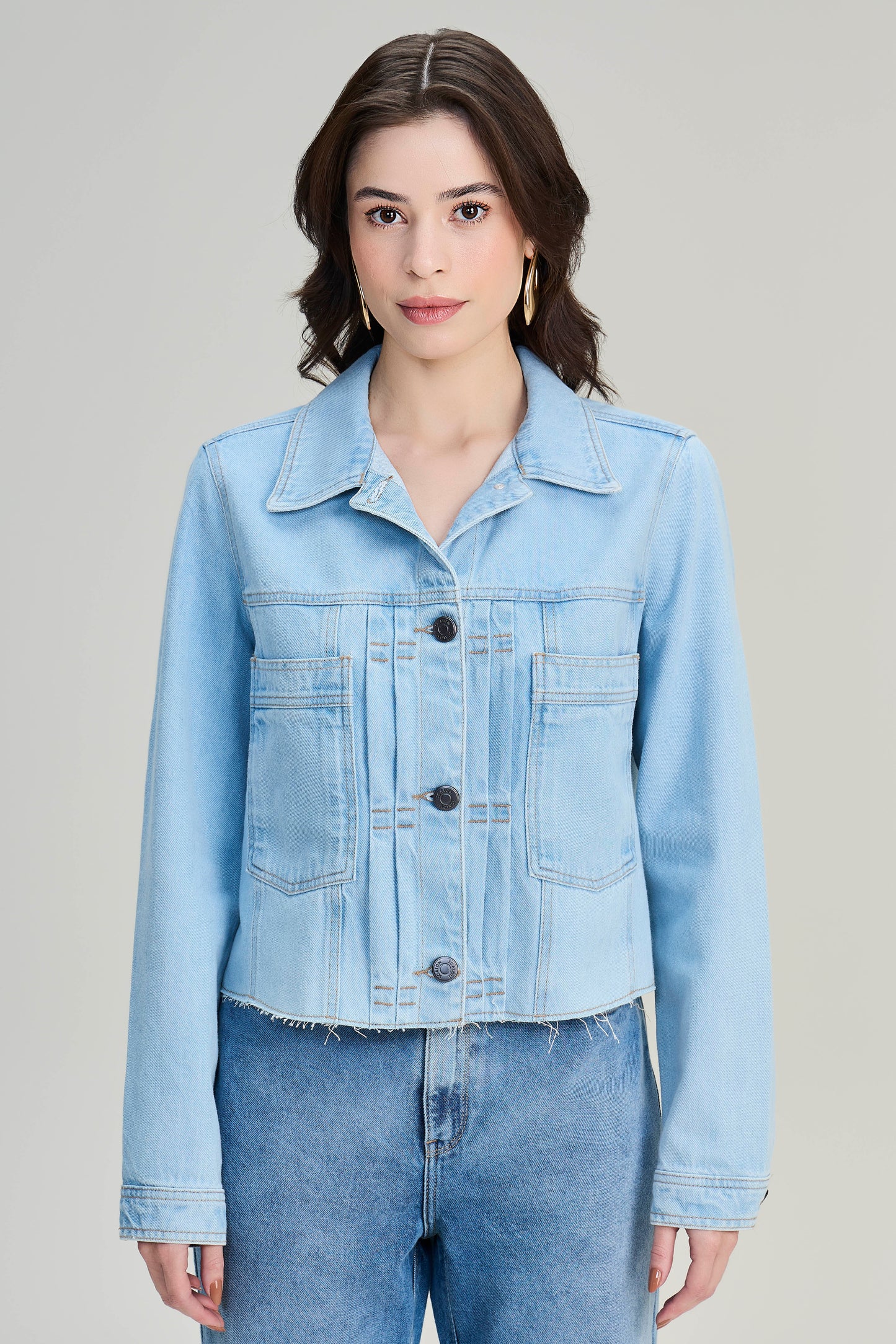 jaqueta jeans manga longa com pregas e bolsos sobrepostos