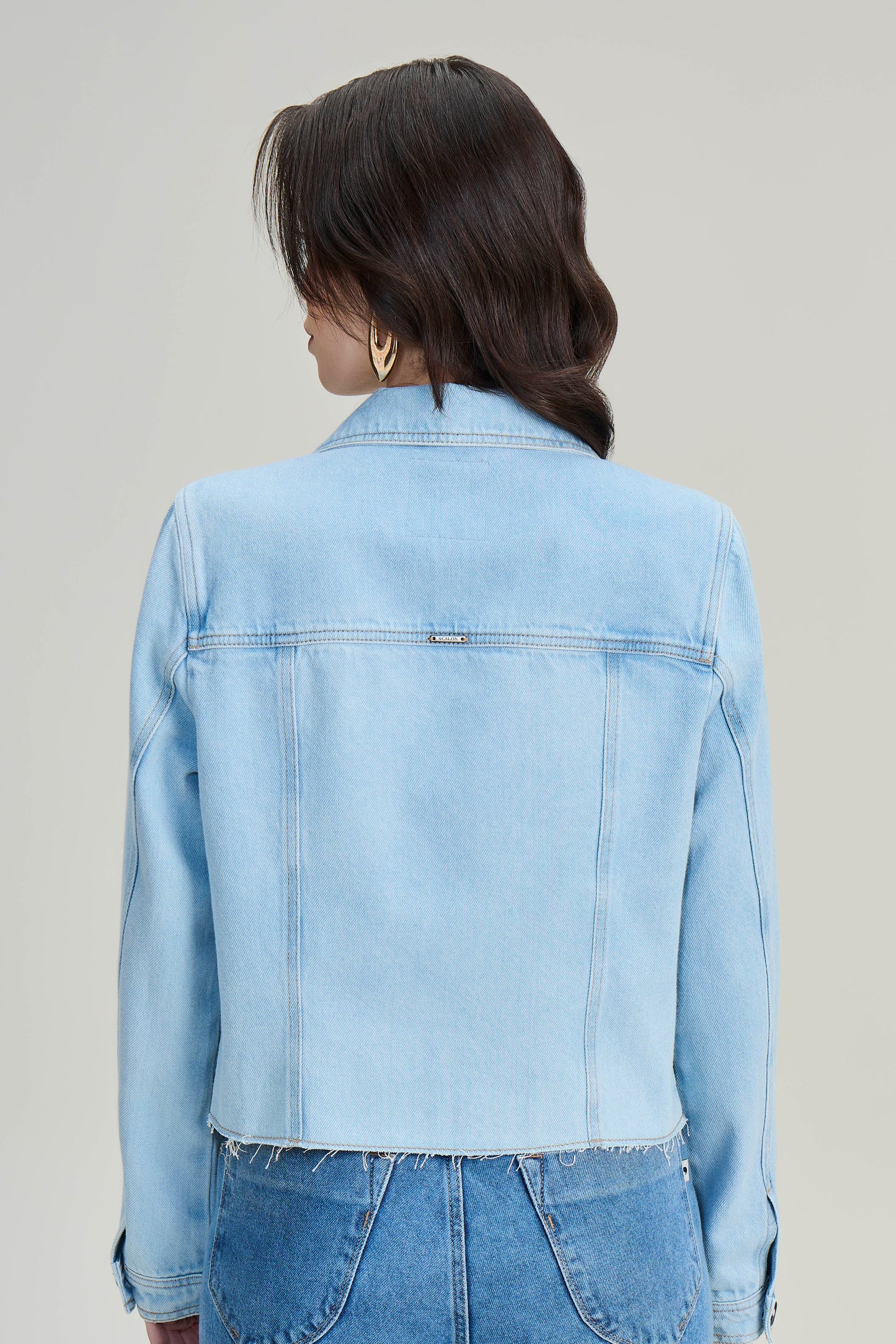 jaqueta jeans manga longa com pregas e bolsos sobrepostos