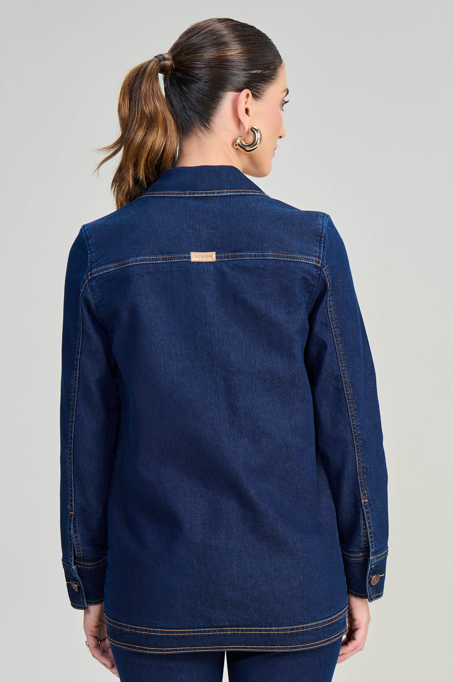 jaqueta jeans manga longa forrada com bolsos embutidos