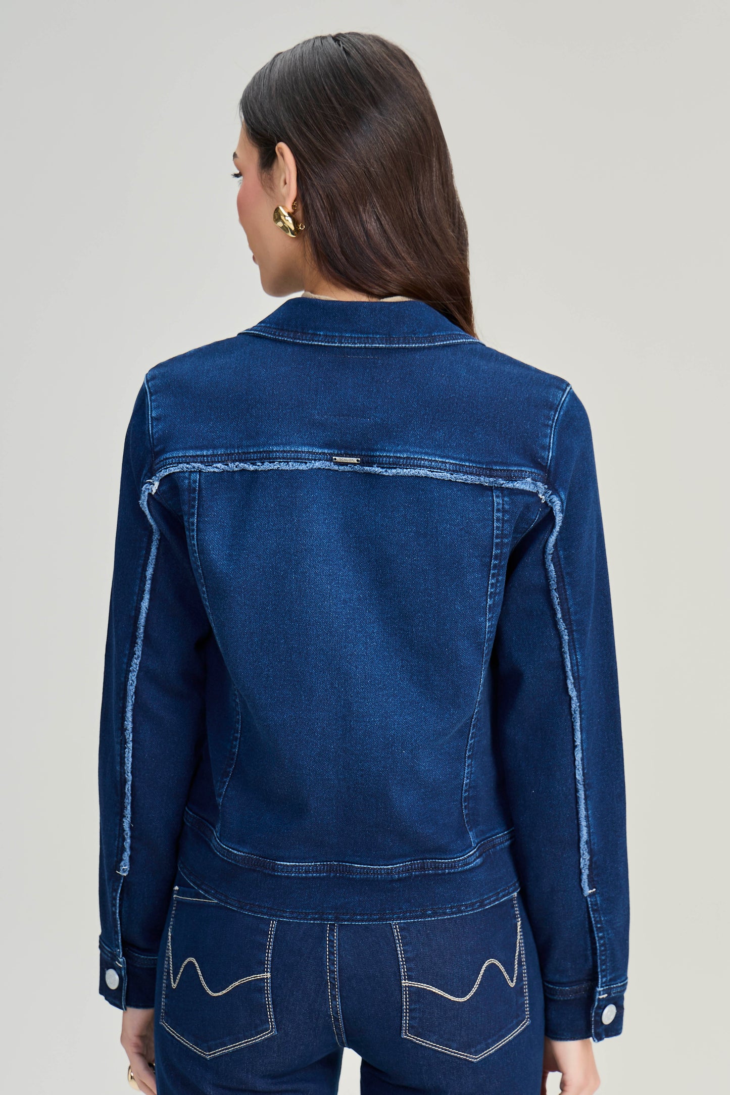 jaqueta jeans malha manga longa com detalhe a fio