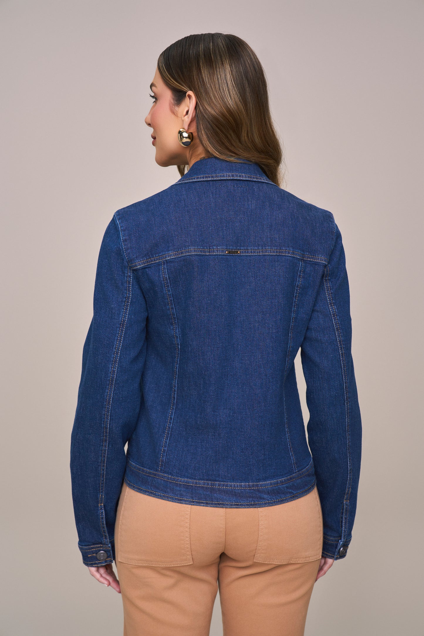 jaqueta jeans manga longa com bolsos embutidos