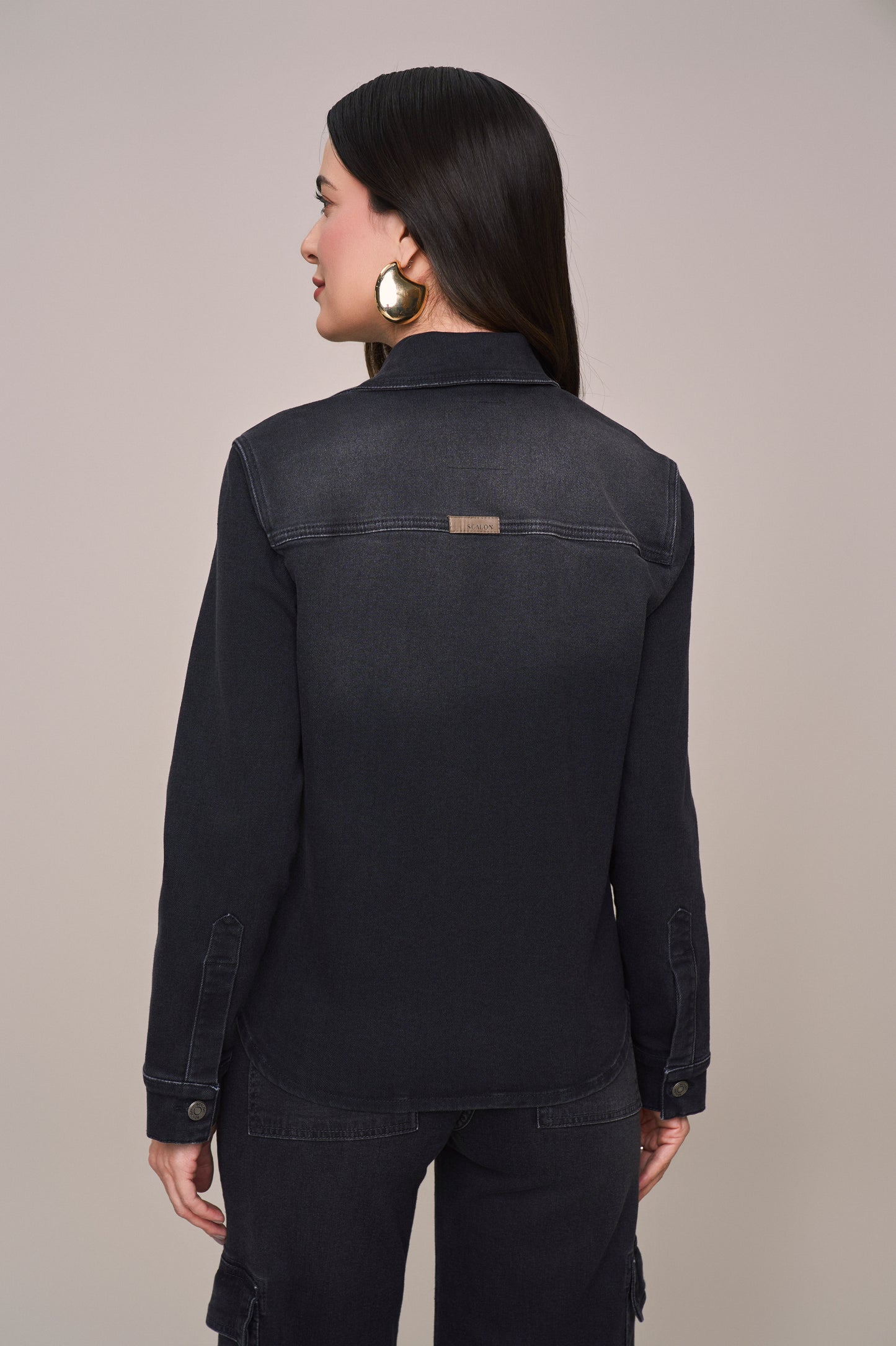 jaqueta jeans black manga longa com detalhes sobrepostos