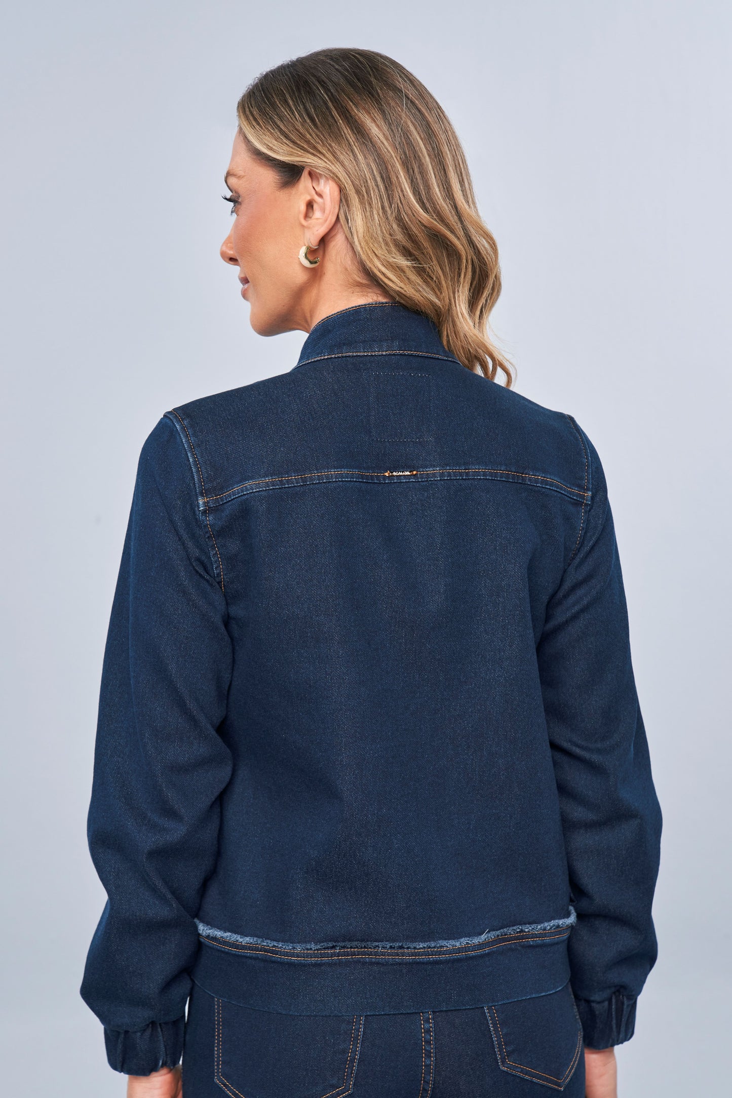 casaco jeans malha manga longa com recortes a fio