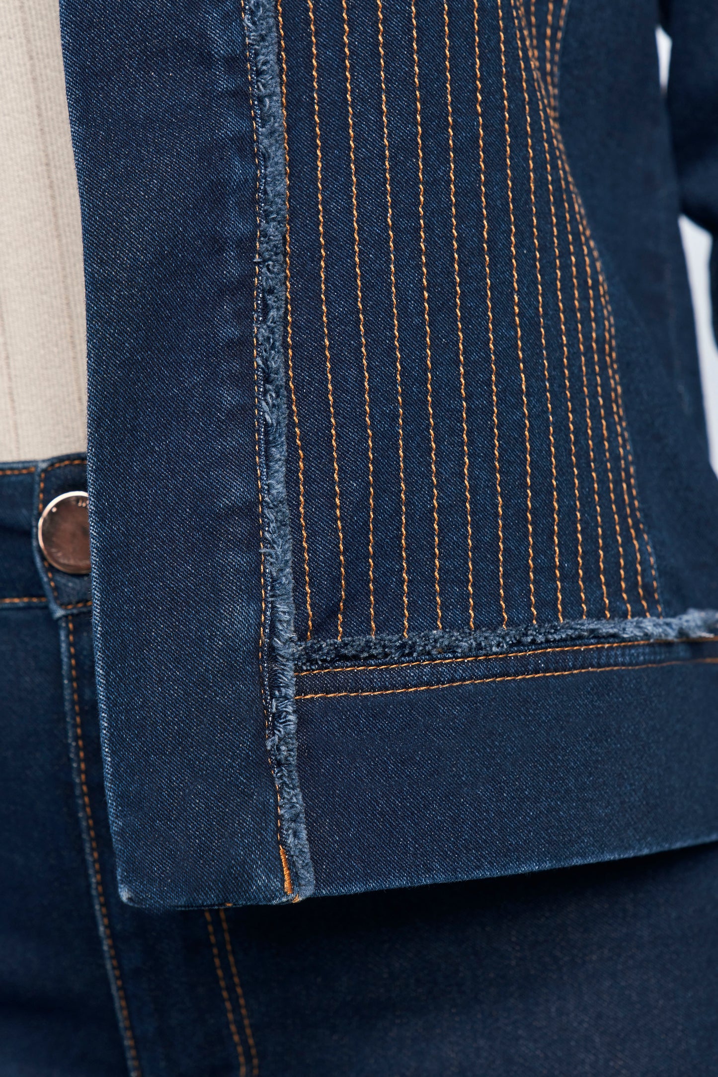 casaco jeans malha manga longa com recortes a fio