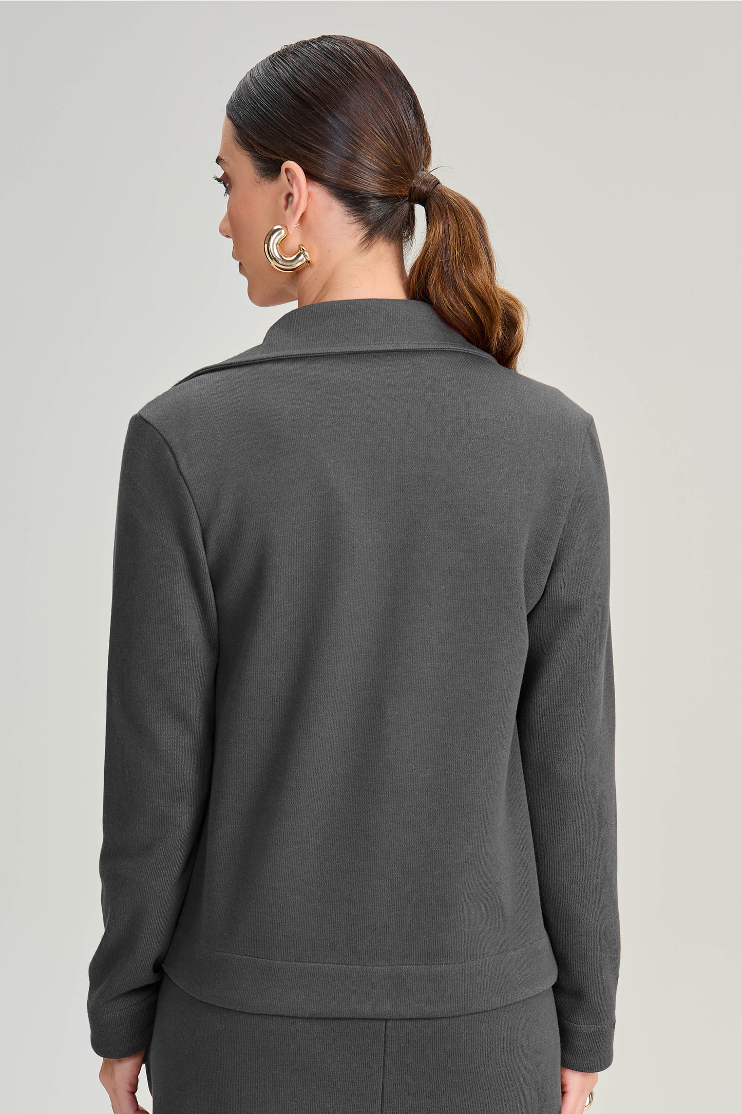 casaco moletom manga longa com bolsos sobrepostos