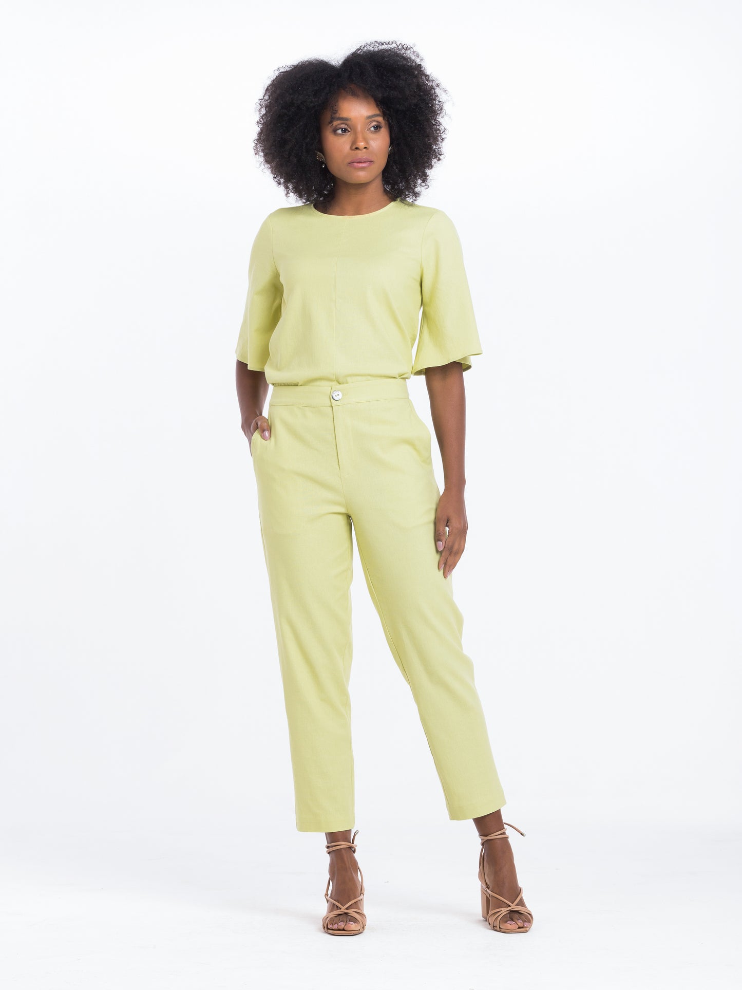 conjunto cropped linho manga 3/4 evasê e calça pant cropped