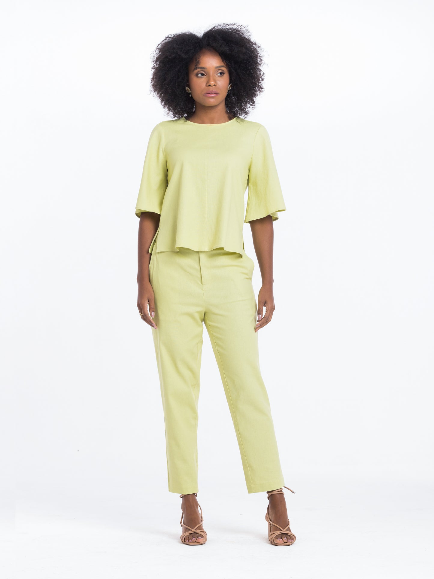 conjunto cropped linho manga 3/4 evasê e calça pant cropped