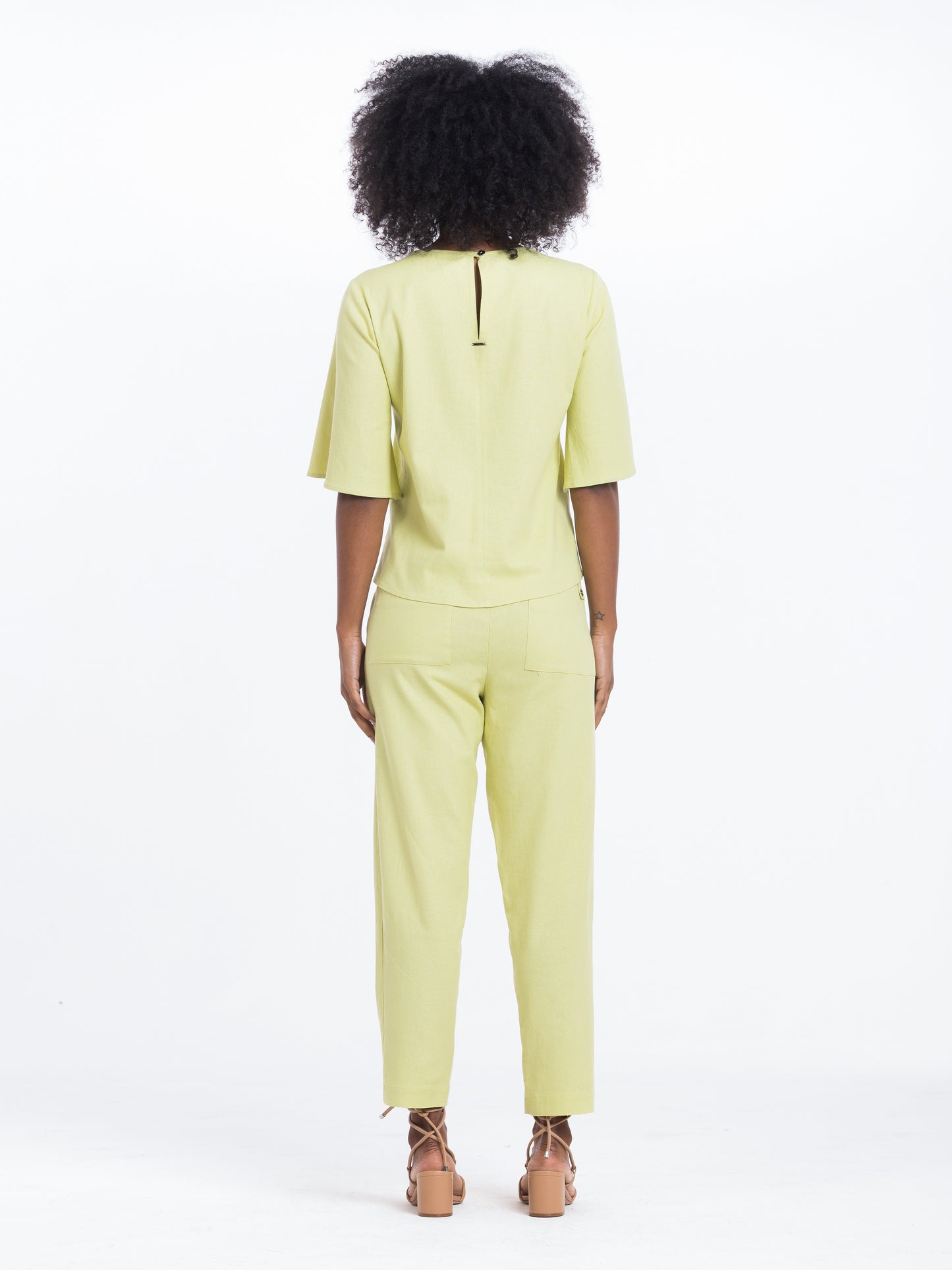 conjunto cropped linho manga 3/4 evasê e calça pant cropped