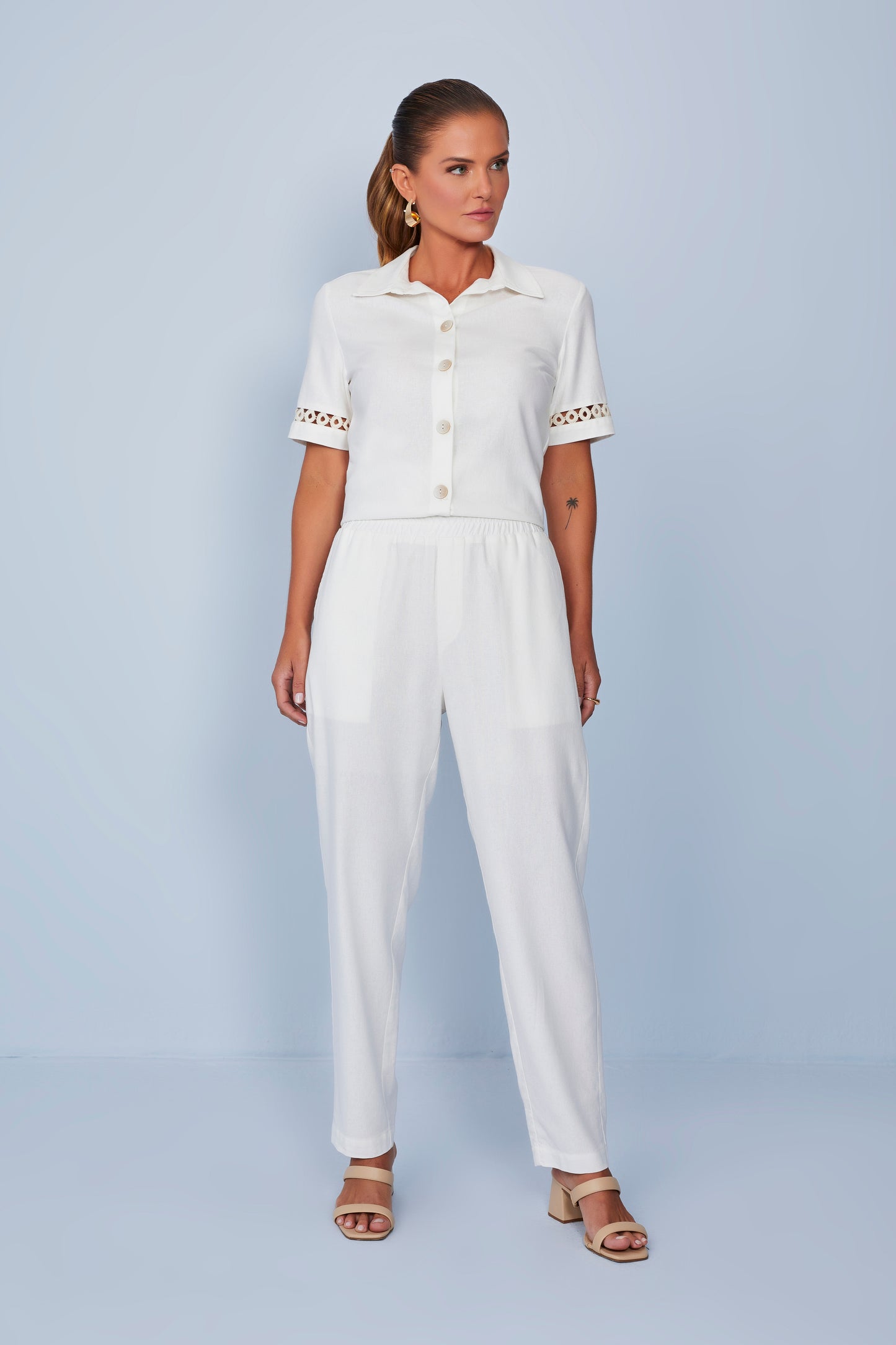conjunto viscose camisa com entremeio e calça mom cós de elástico
