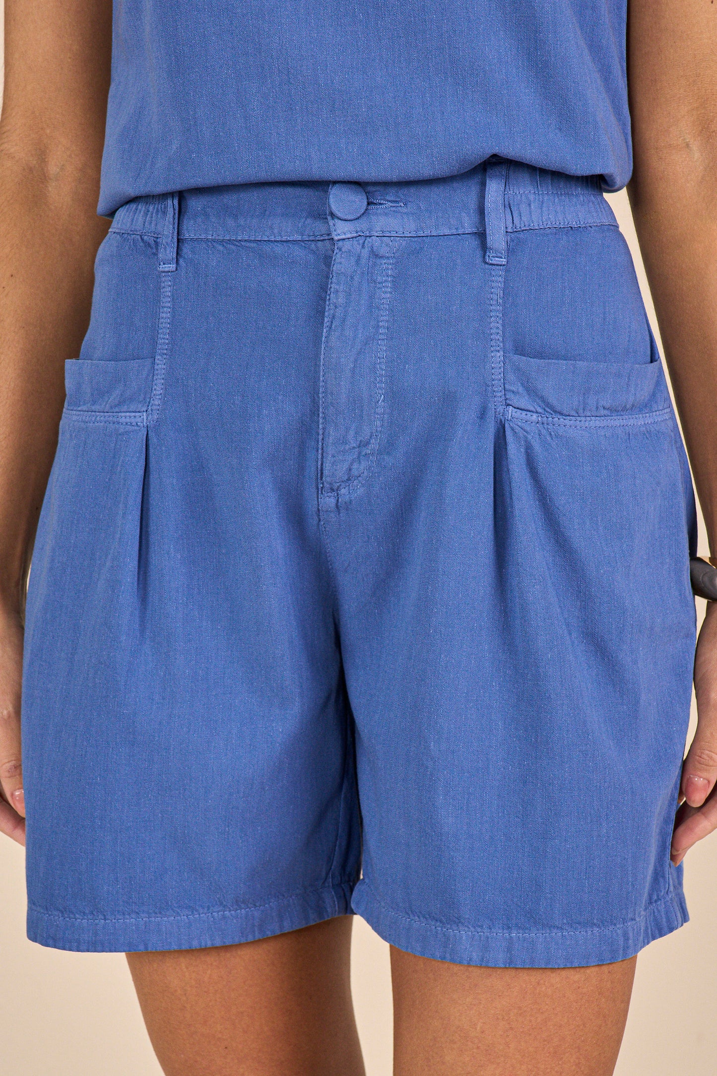 conjunto sarja regata alça larga e bermuda midi com cós de elástico
