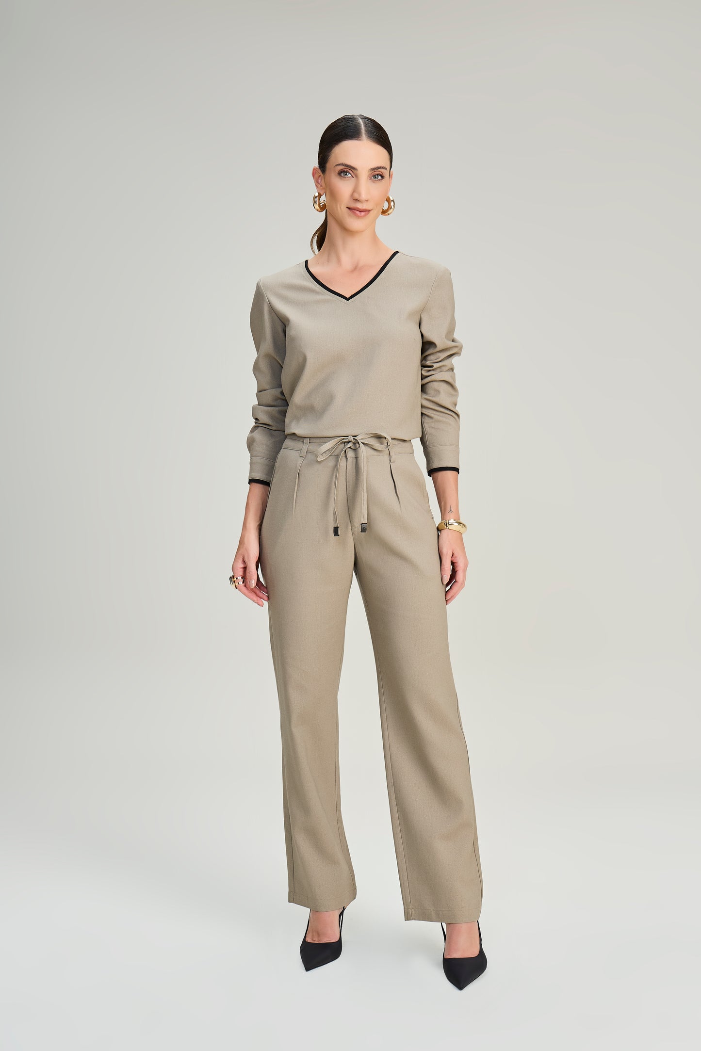 conjunto viscose blusa manga longa com vivo e calça reta com cinto