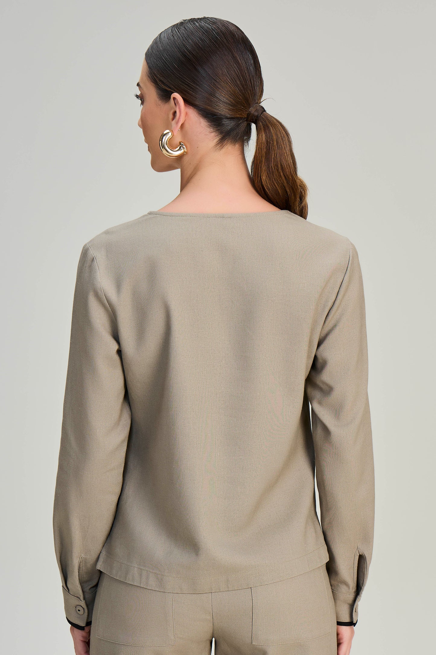 conjunto viscose blusa manga longa com vivo e calça reta com cinto