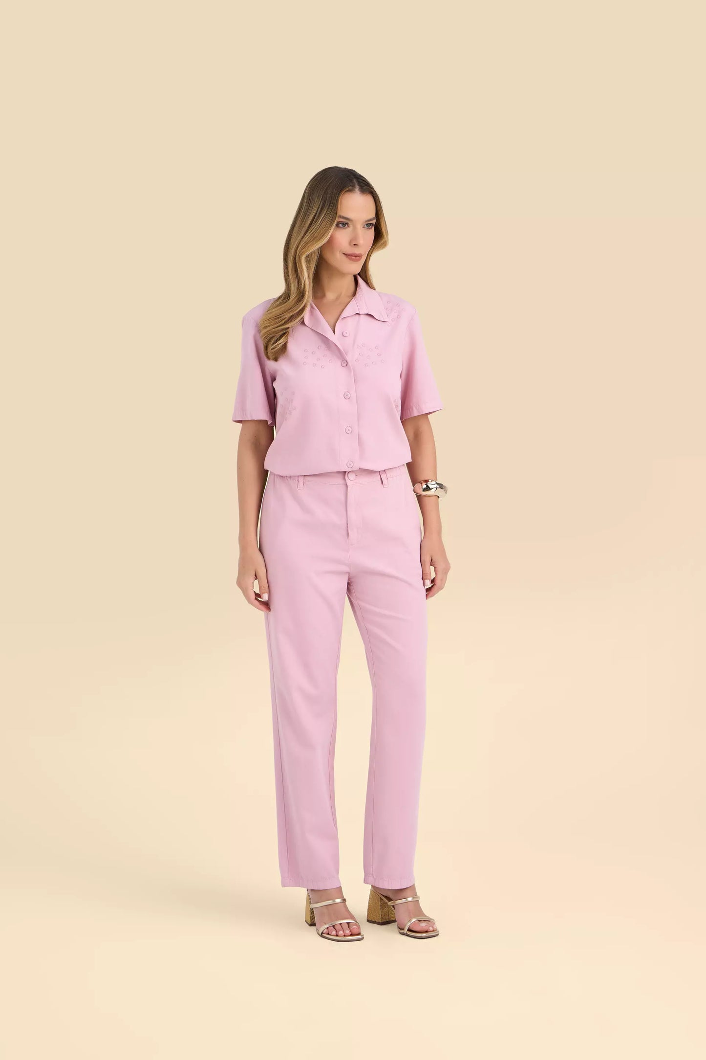 conjunto sarja camisa manga curta e calca reta cintura intermediaria cós elástico