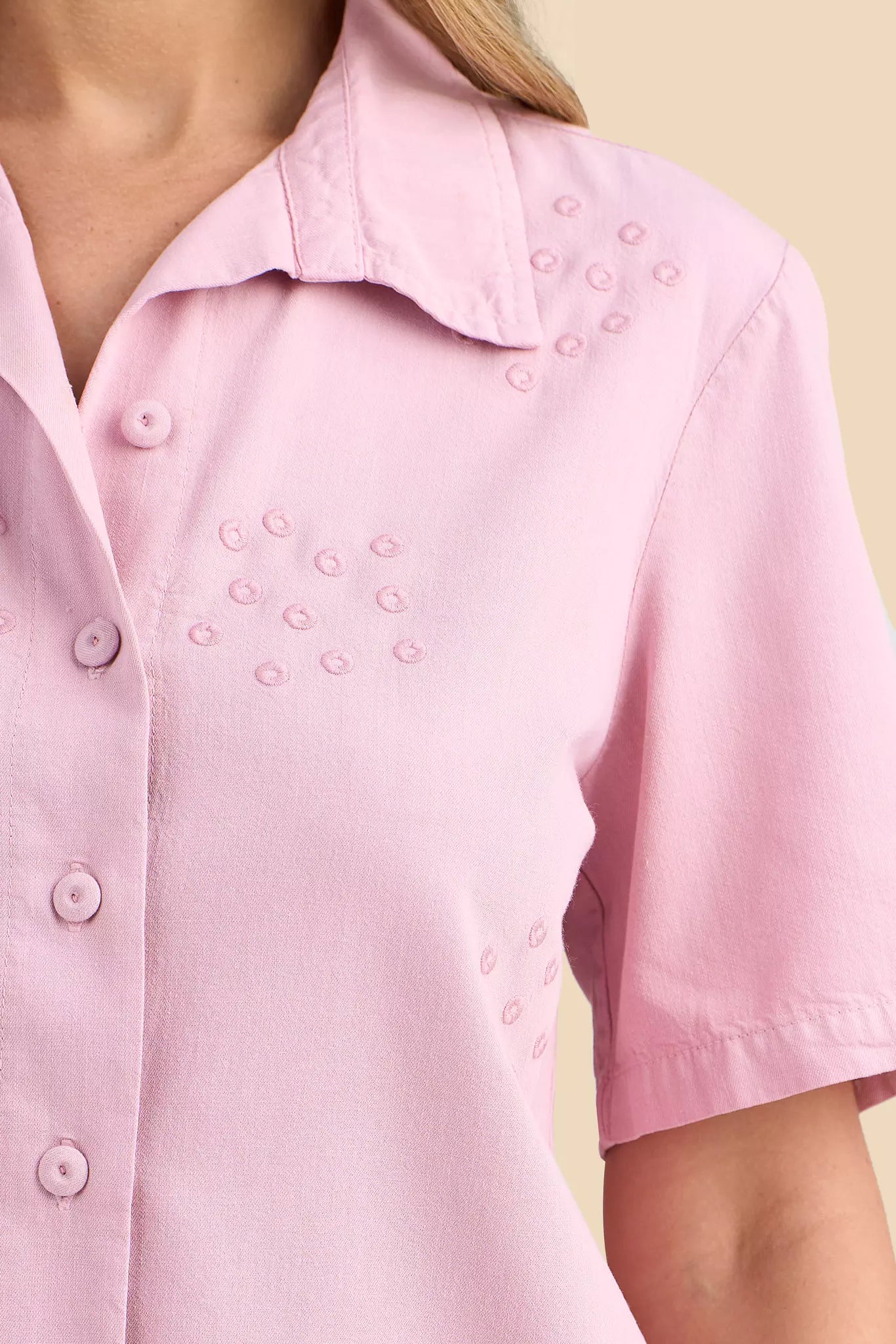 conjunto sarja camisa manga curta e calca reta cintura intermediaria cós elástico