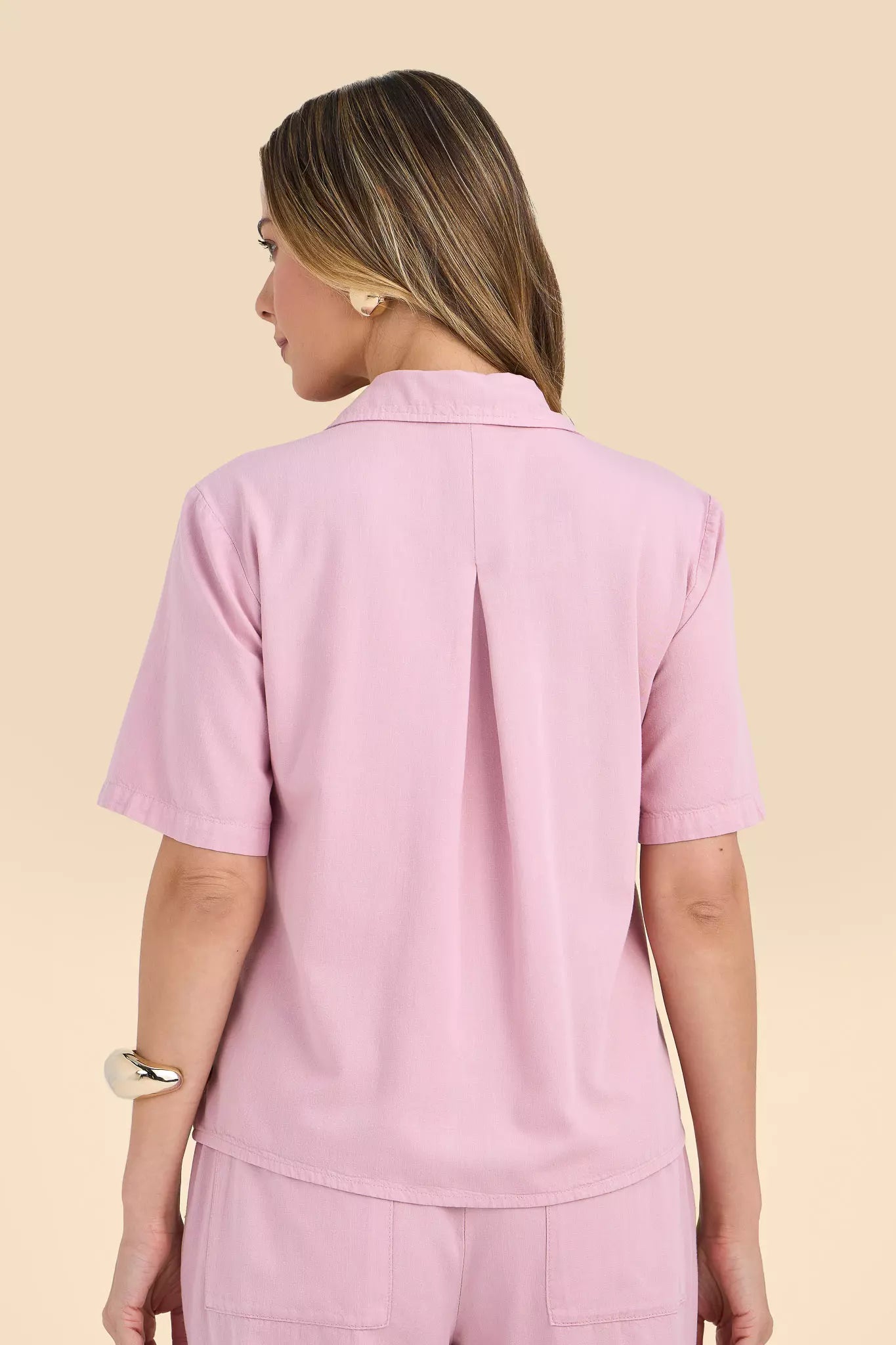 conjunto sarja camisa manga curta e calca reta cintura intermediaria cós elástico
