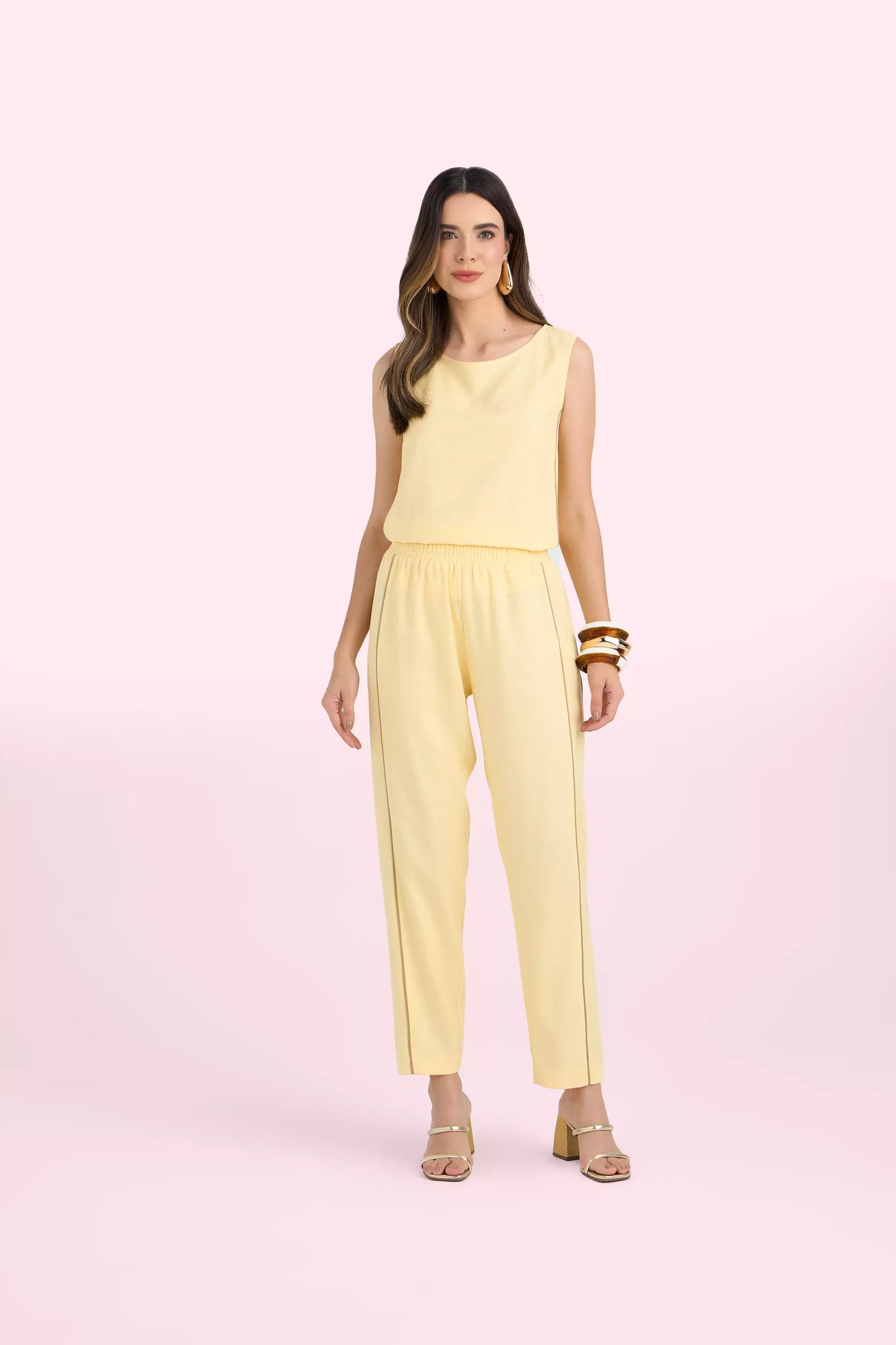 conjunto viscose regata alça larga e calça mom cintura intermediaria