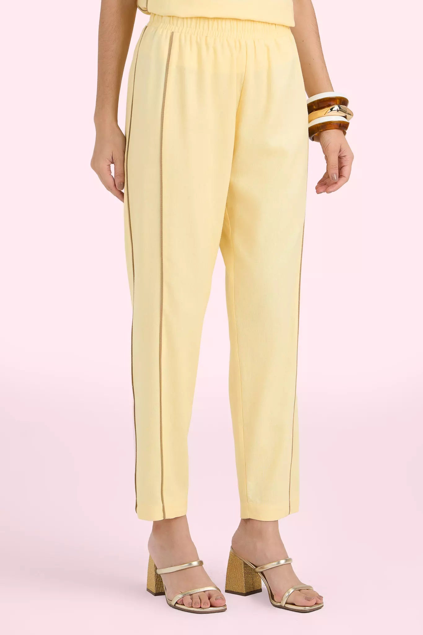 conjunto viscose regata alça larga e calça mom cintura intermediaria