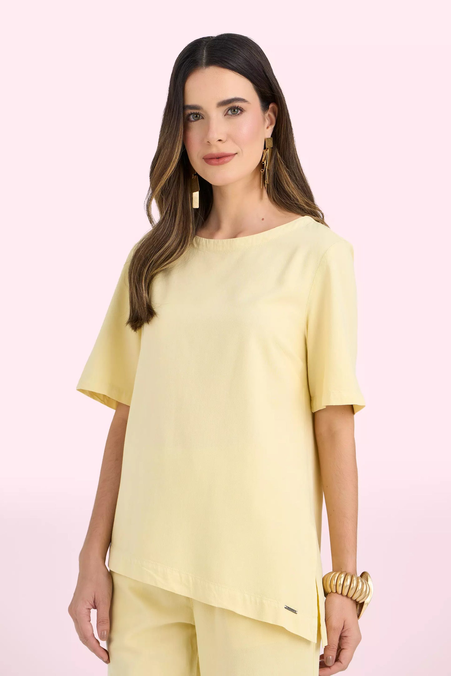 conjunto sarja blusa com assimetria e calça reta cós de elástico