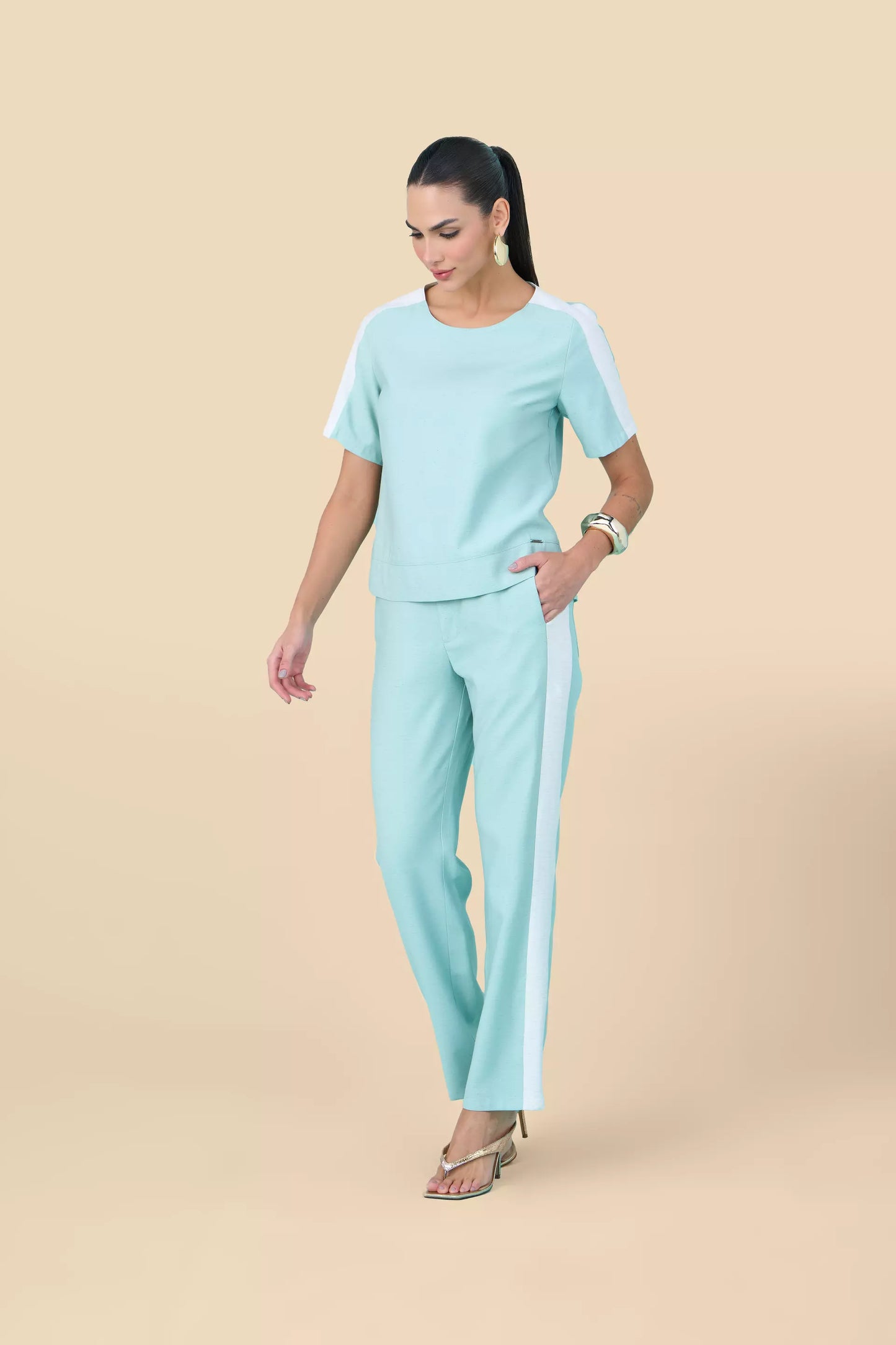 conjunto viscose blusa manga curta e calça reta com mix de tecidos