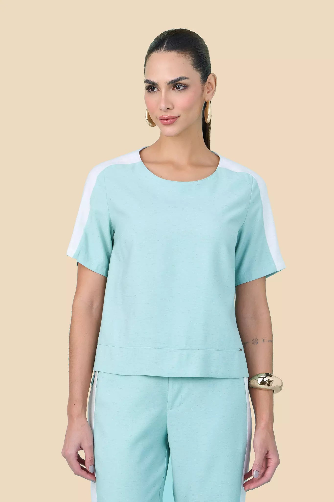 conjunto viscose blusa manga curta e calça reta com mix de tecidos