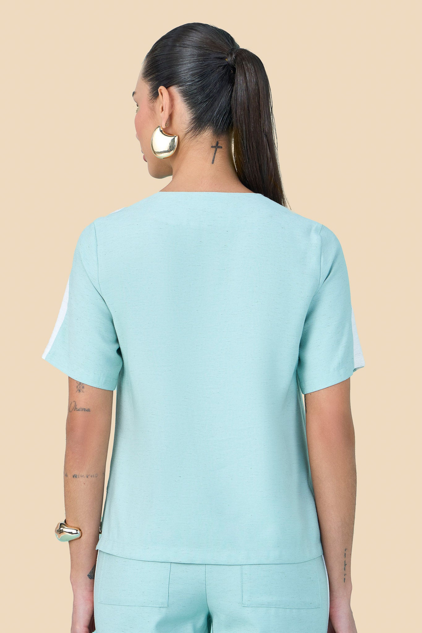 conjunto viscose blusa manga curta e calça reta com mix de tecidos