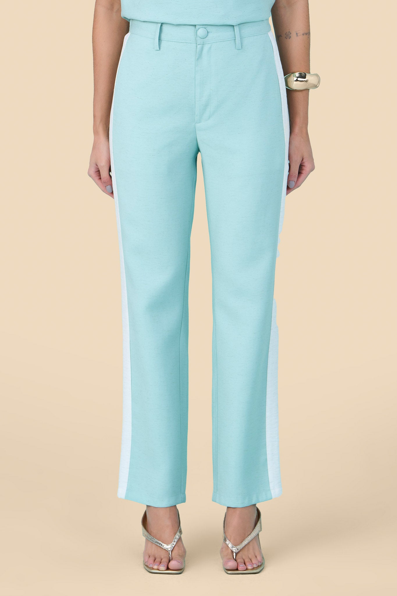 conjunto viscose blusa manga curta e calça reta com mix de tecidos