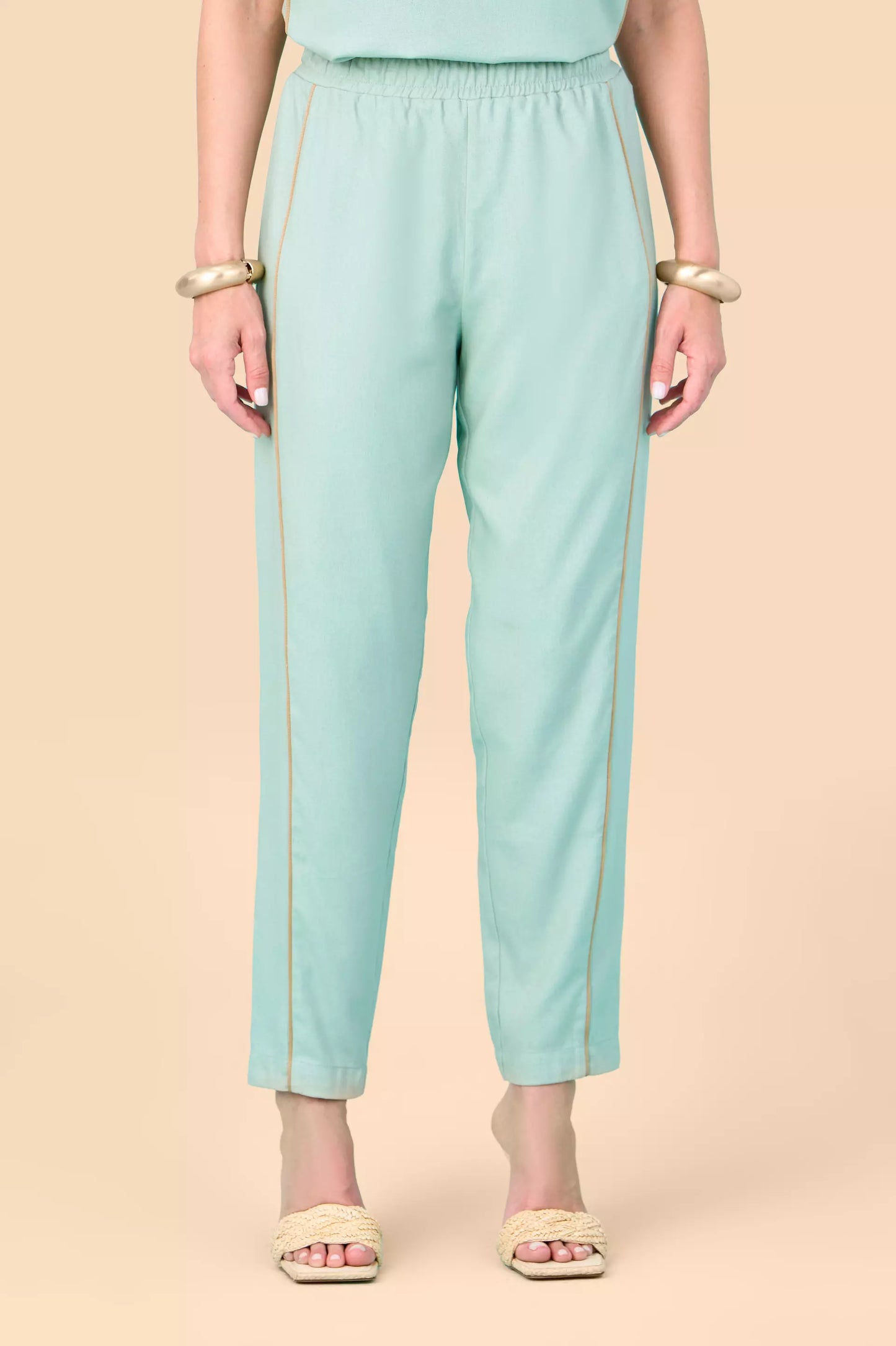conjunto viscose regata alça larga e calça mom cintura intermediaria