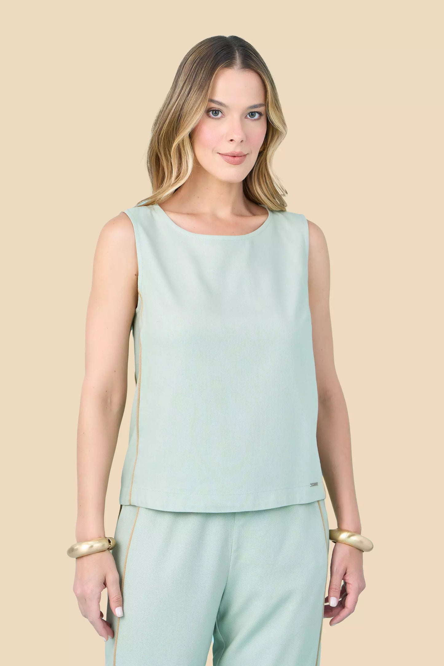 conjunto viscose regata alça larga e calça mom cintura intermediaria