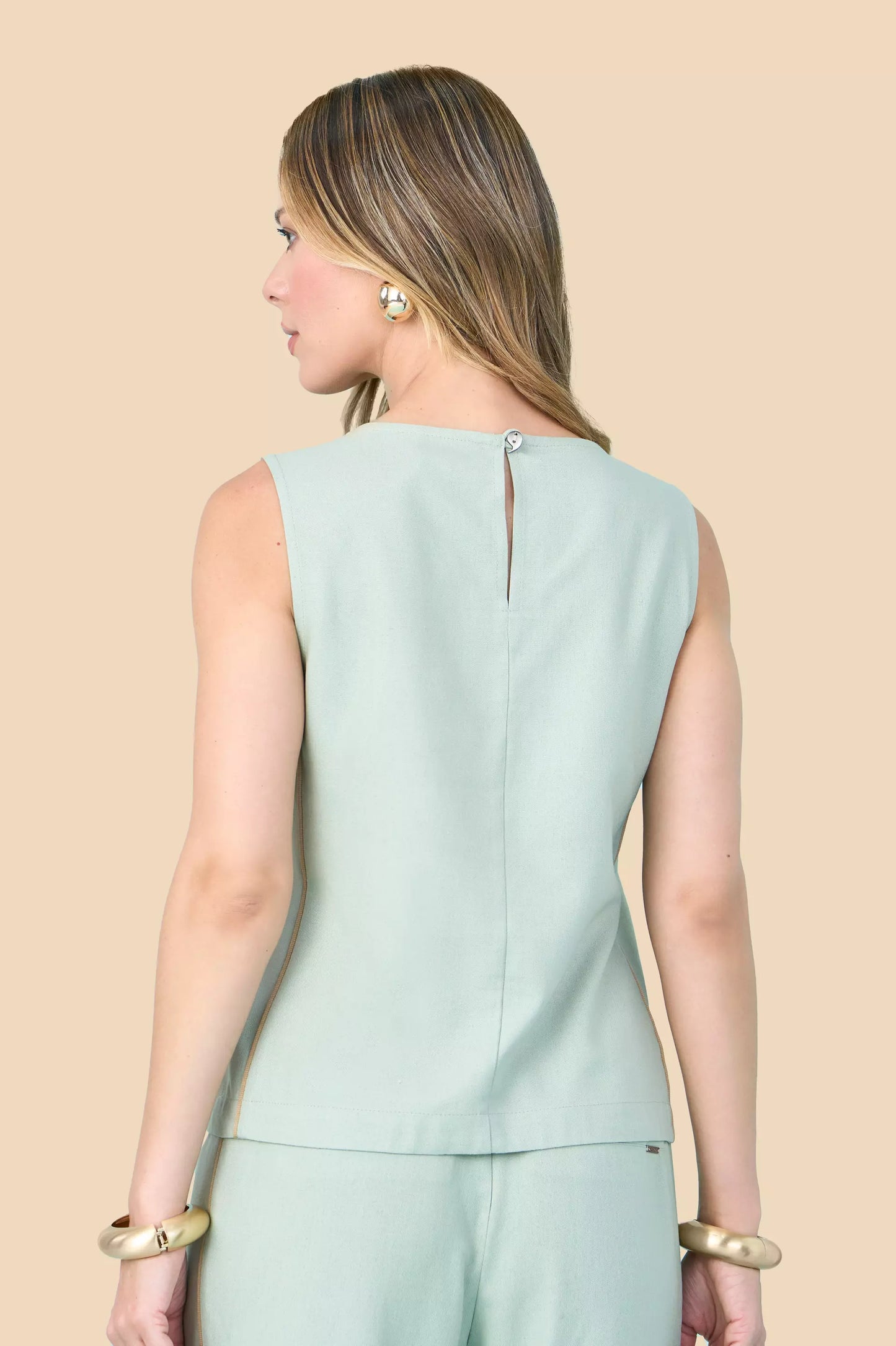 conjunto viscose regata alça larga e calça mom cintura intermediaria