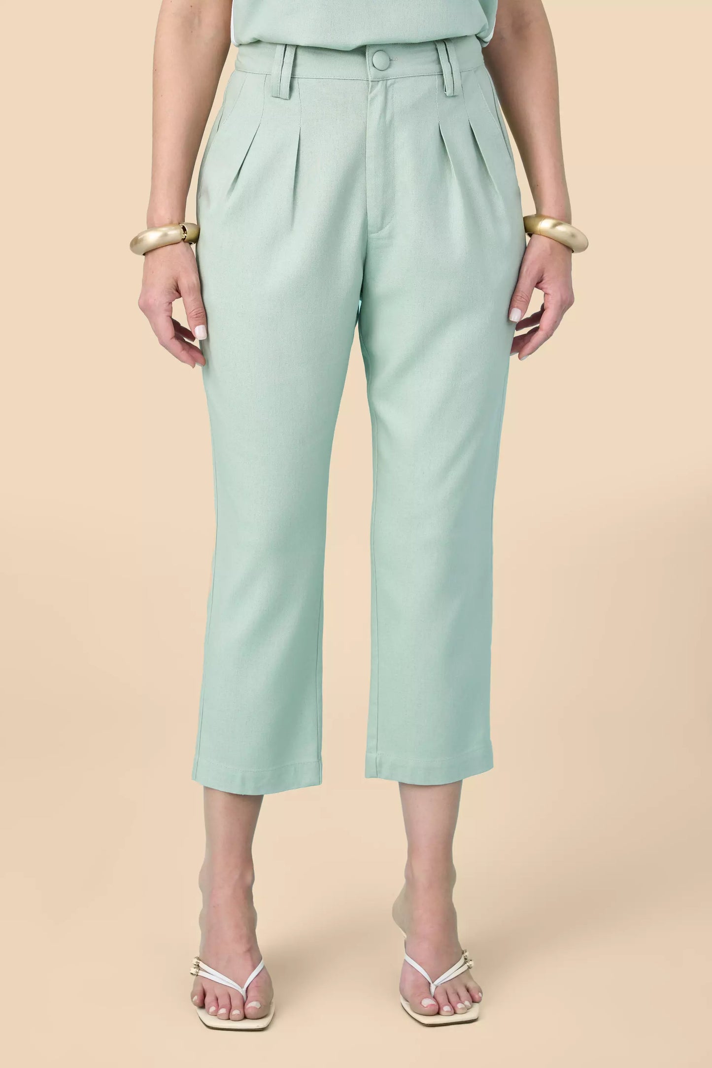 conjunto viscose blusa sem manga e calça cropped com mix de tecidos