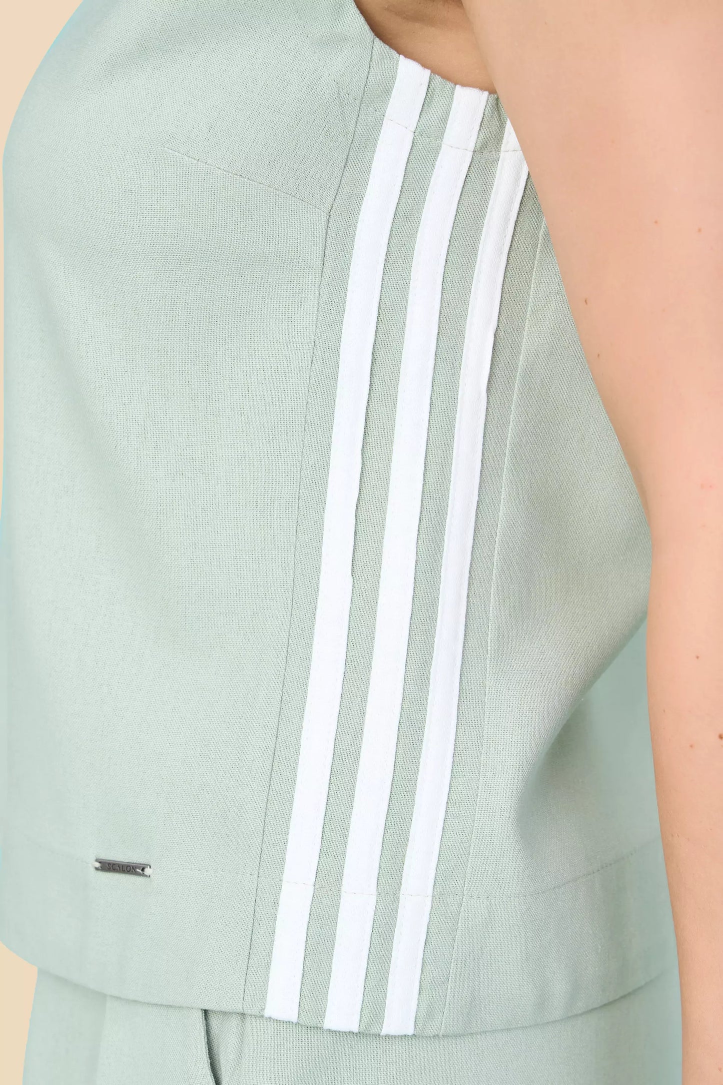conjunto viscose blusa sem manga e calça cropped com mix de tecidos