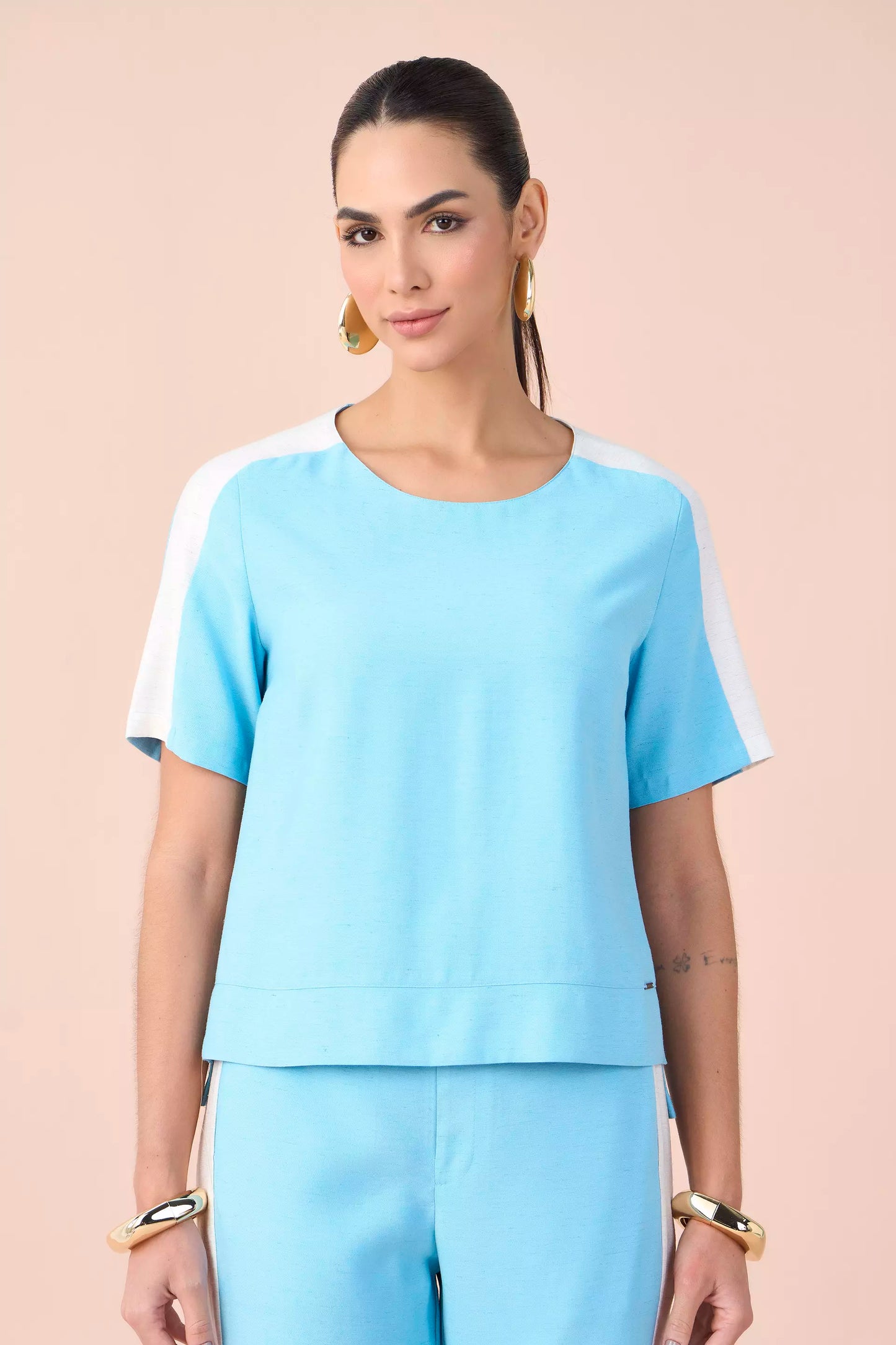 conjunto viscose blusa manga curta e calça reta com mix de tecidos