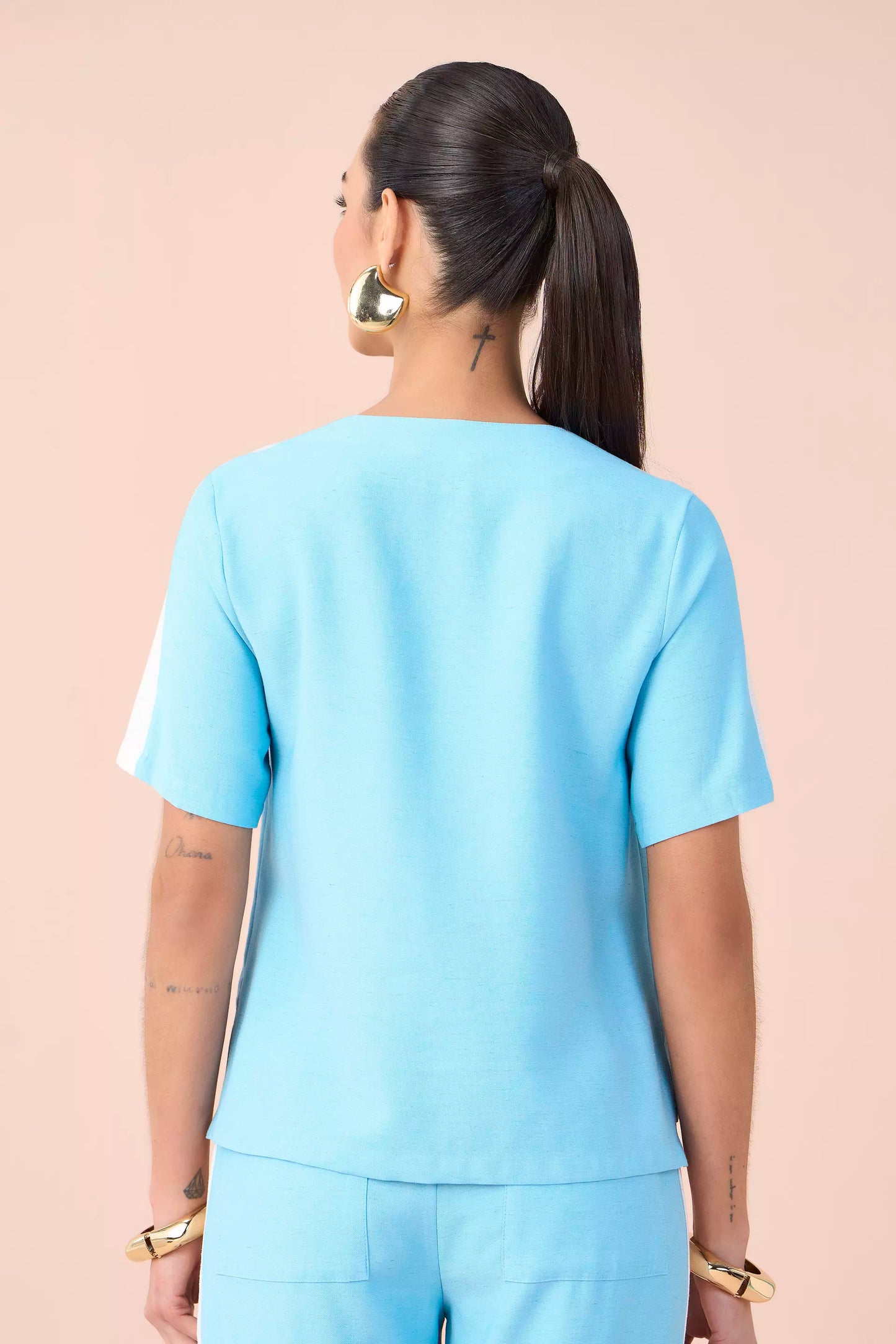 conjunto viscose blusa manga curta e calça reta com mix de tecidos