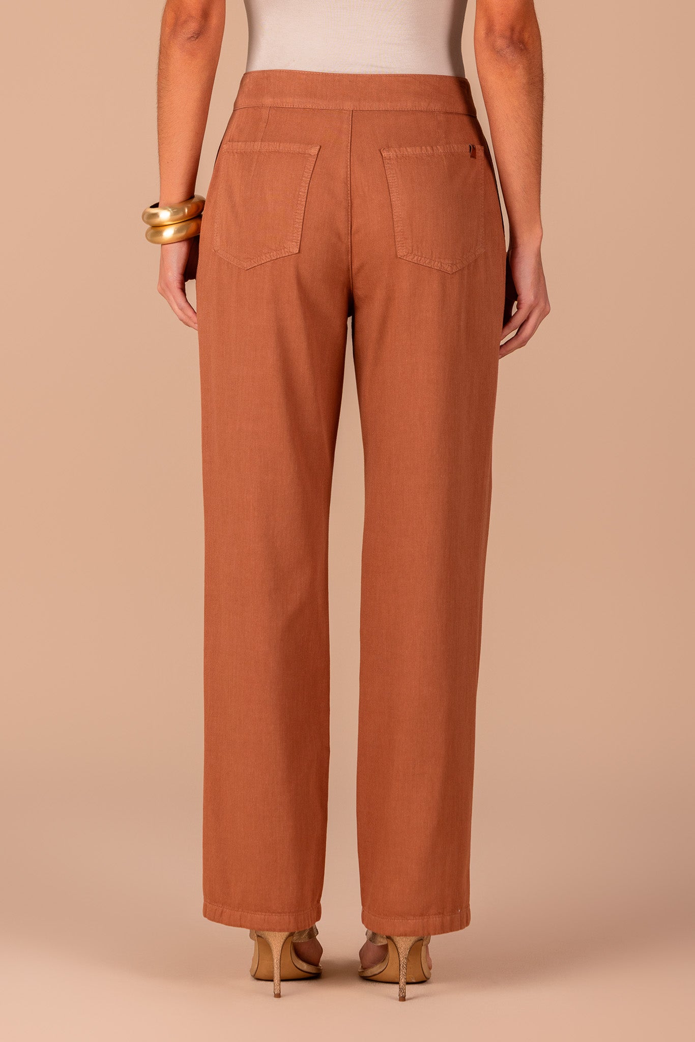 conjunto sarja blusa manga curta e calça reta com bolsos