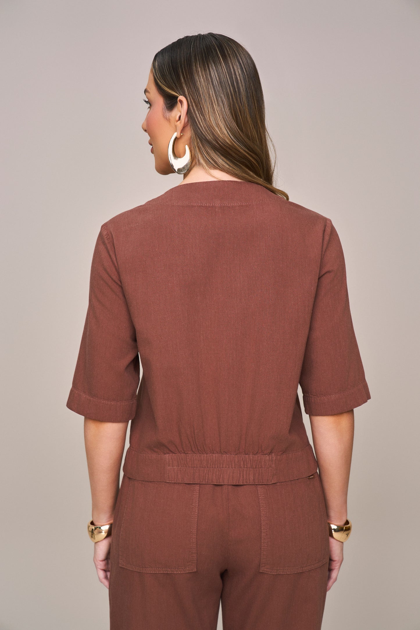 conjunto sarja blusa manga 3/4 e calça mom intermediária