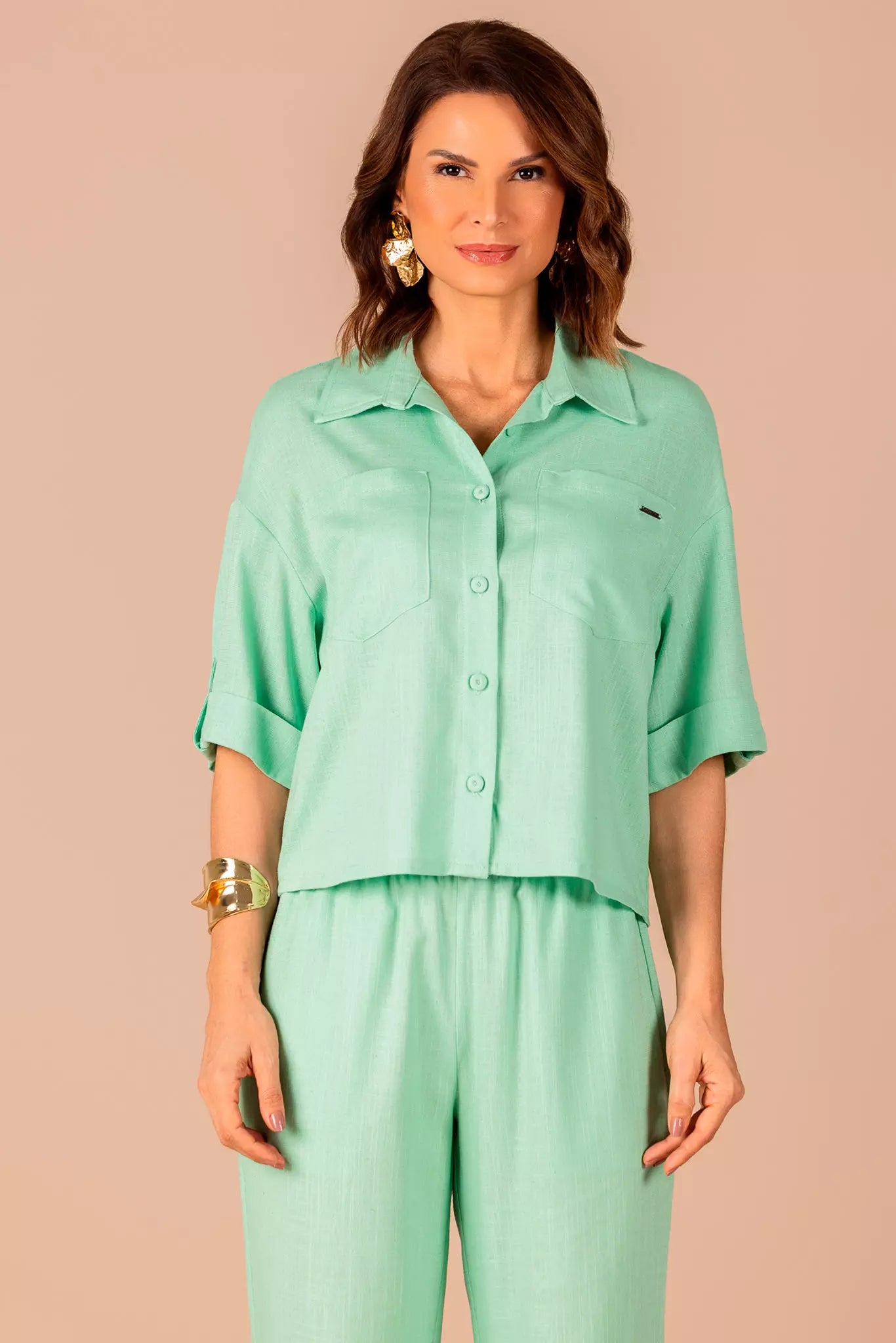 camisa viscose manga curta com bolsos sobrepostos