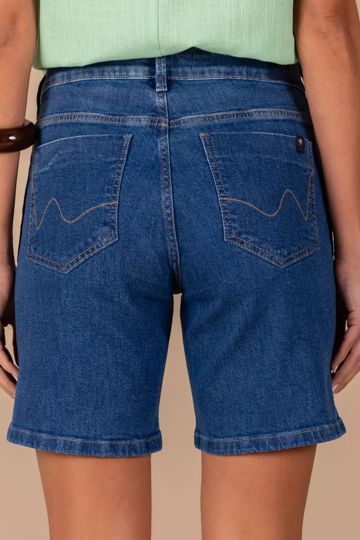 bermuda jeans midi cintura intermediária com bolso falso