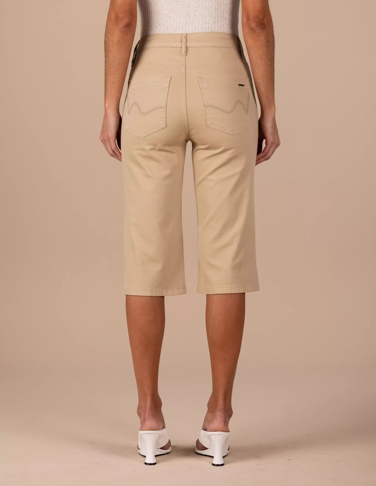 calça sarja color corsário cintura intermediária com recorte