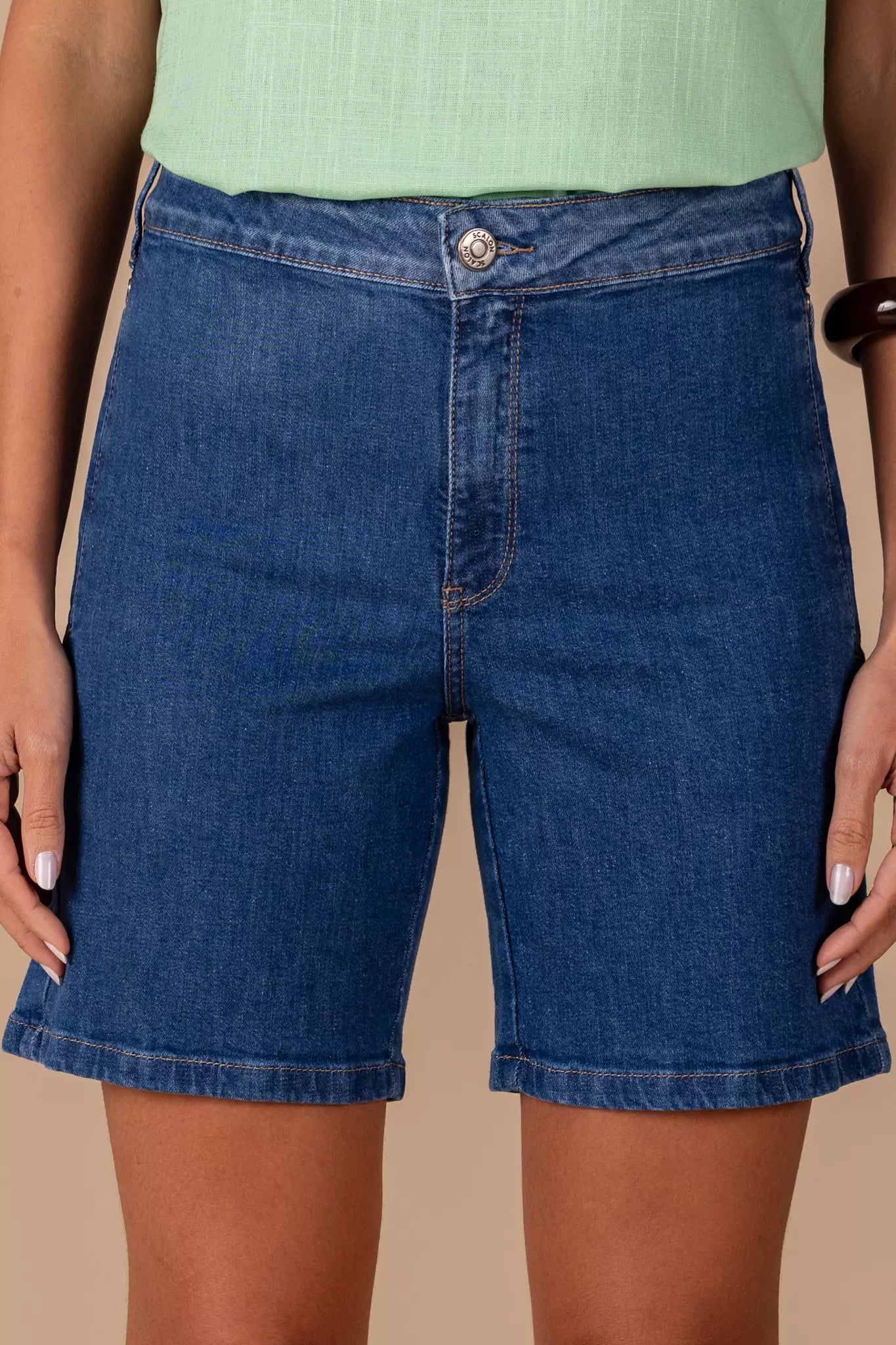 bermuda jeans midi cintura intermediária com bolso falso