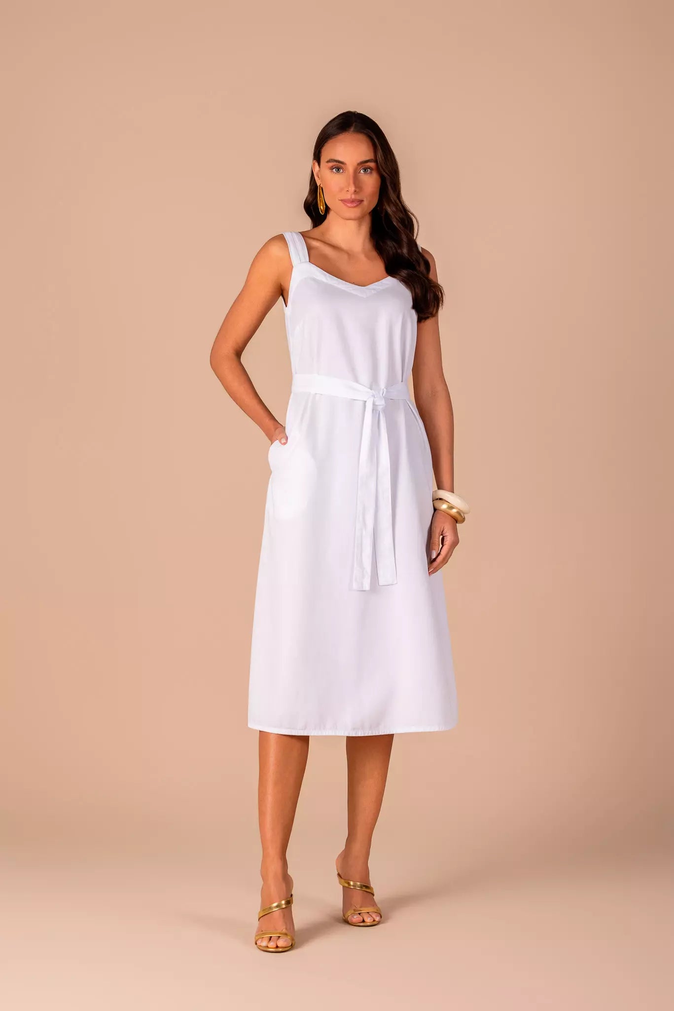 vestido sarja midialça com pregas e faixa